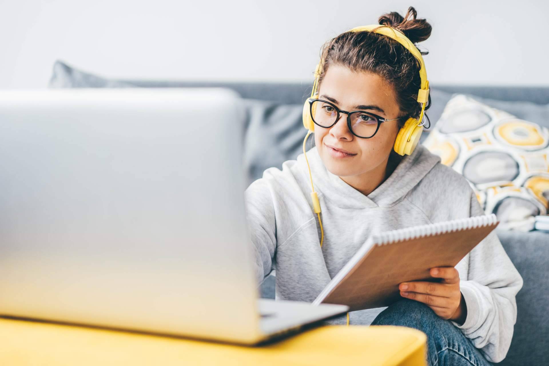 El podcast '3 Generaciones' se sitúa en el ranking 45 de toda España después de un año de su inauguración