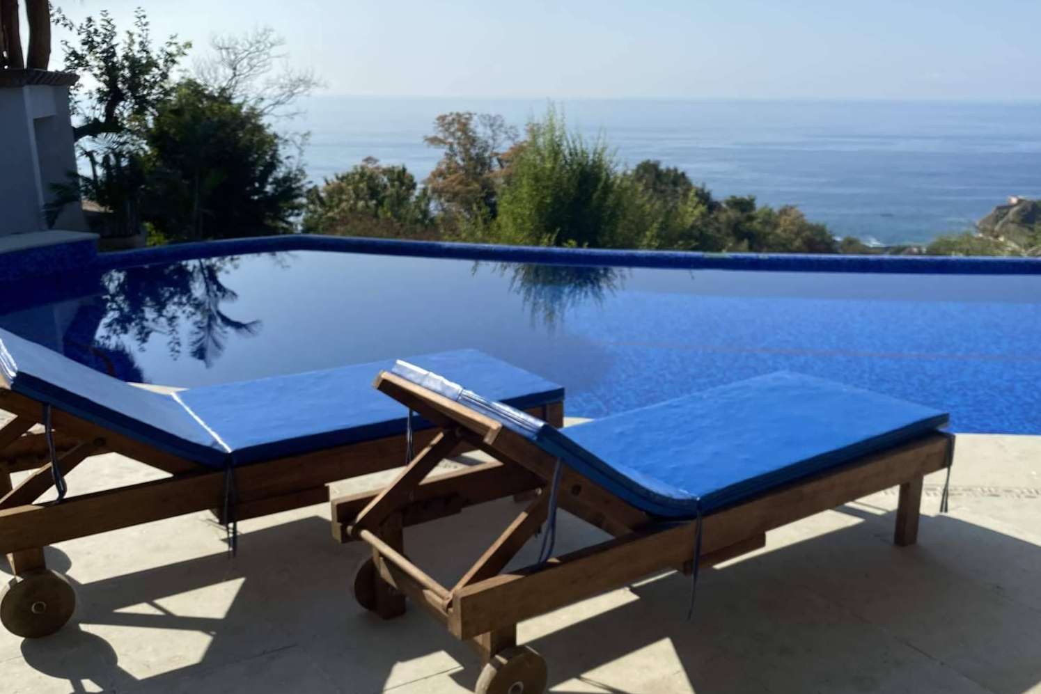 Un hotel situado en una pequeña colina de San Agustinillo, Zazil Retreat