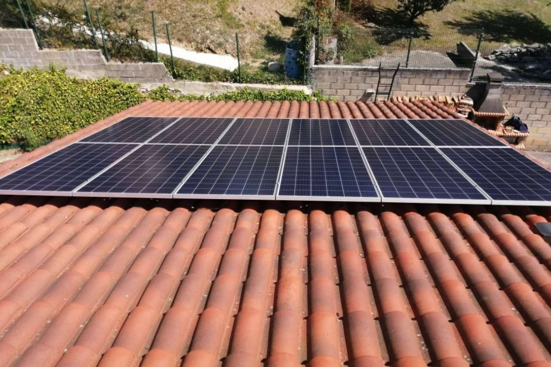 La conveniencia de instalar paneles solares en una industria o vivienda, por Biocay Energy