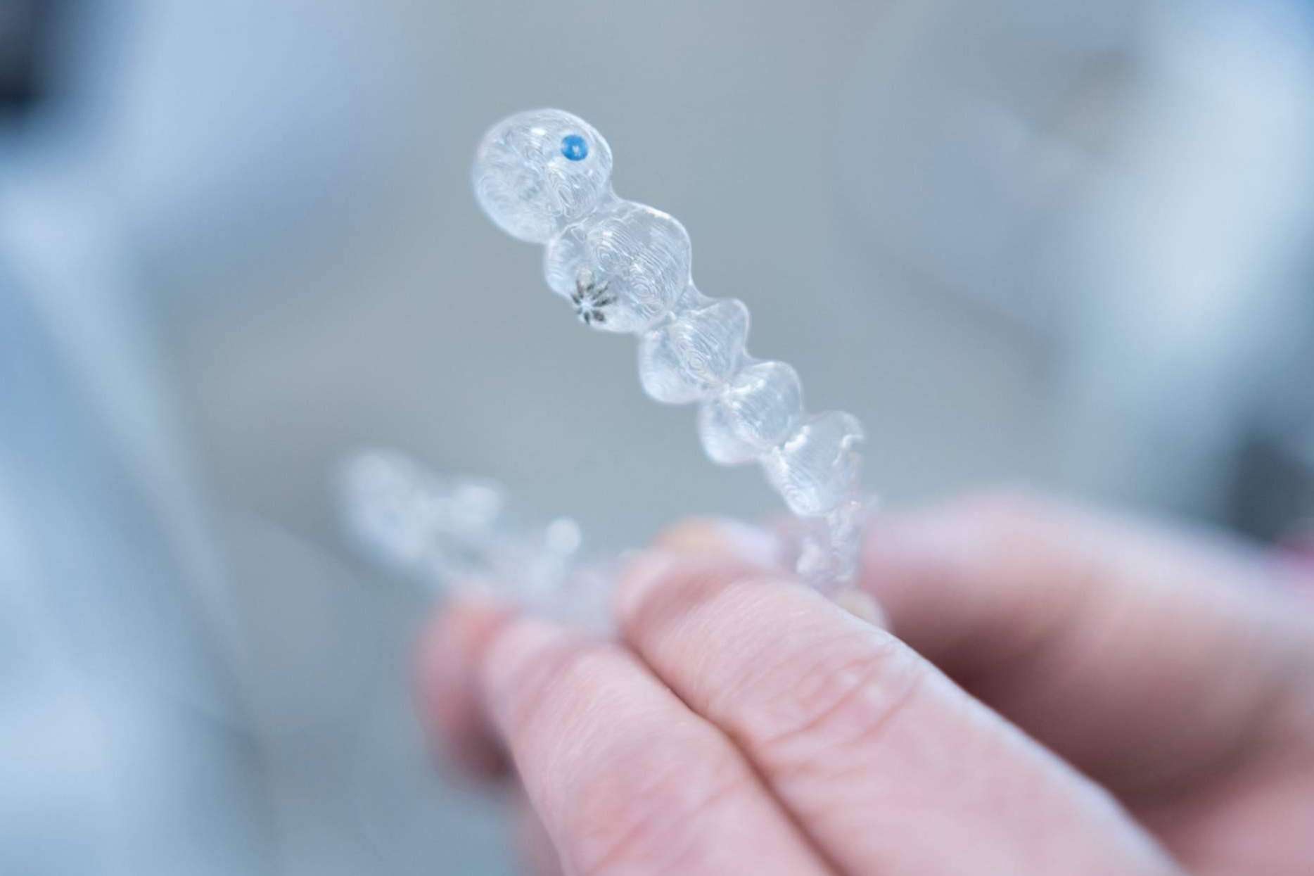 Ortodoncia invisible Invisalign para la maloclusión dental con CLÍNICA CRISTINA VIYUELA + CO