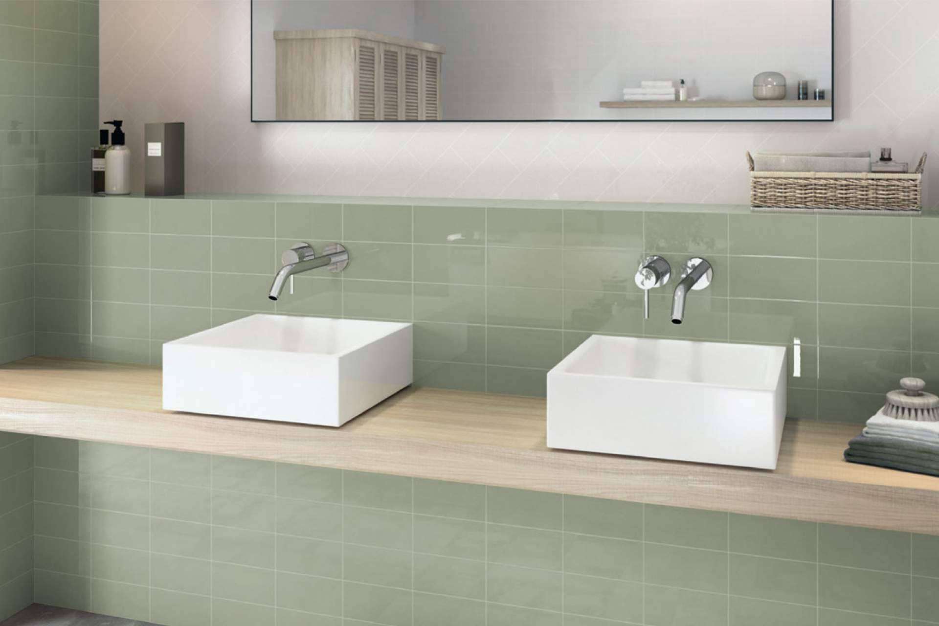 Baños con estilo con los azulejos metro verdes