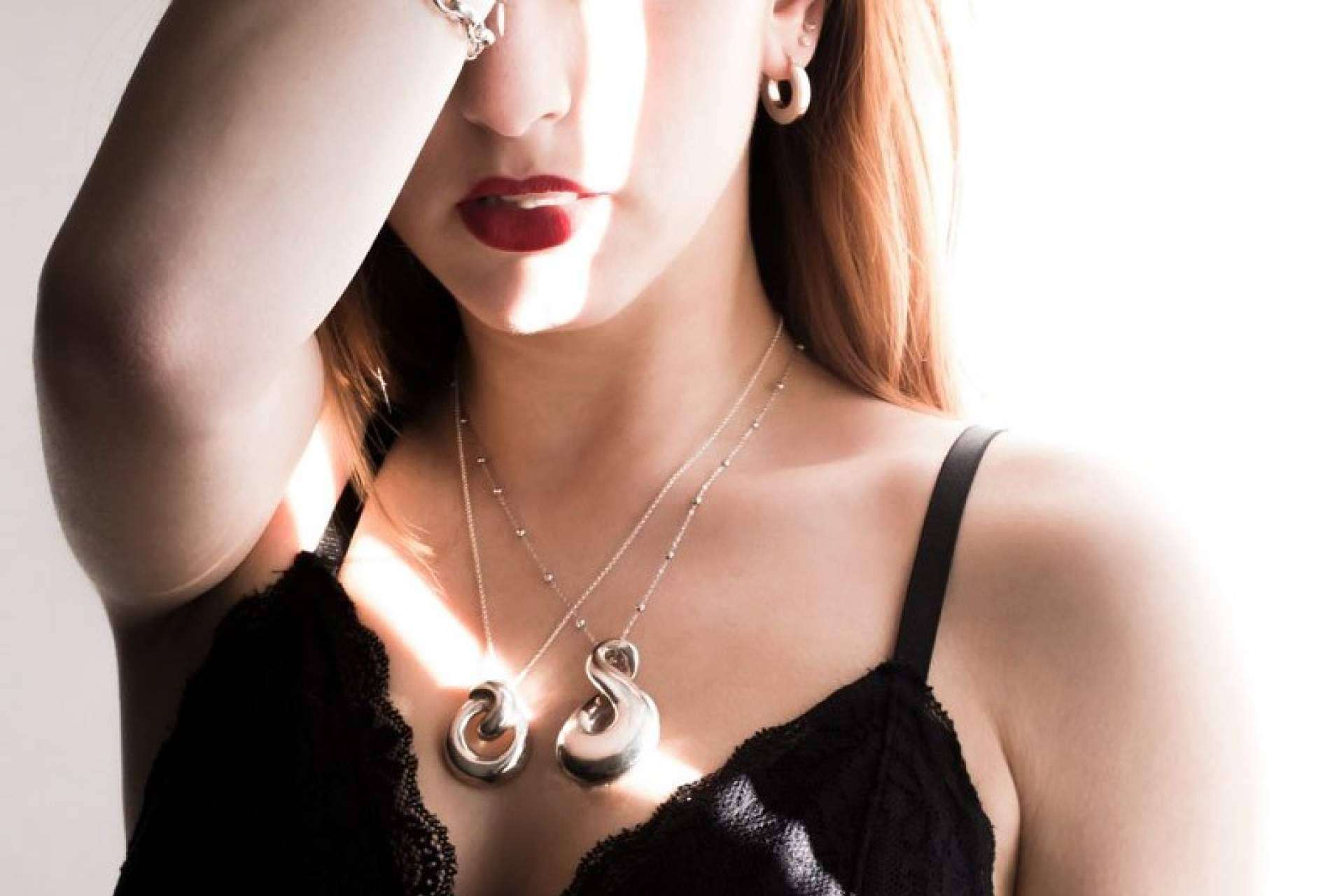 Este invierno, los colgantes de plata son clave para un look con mucho estilo