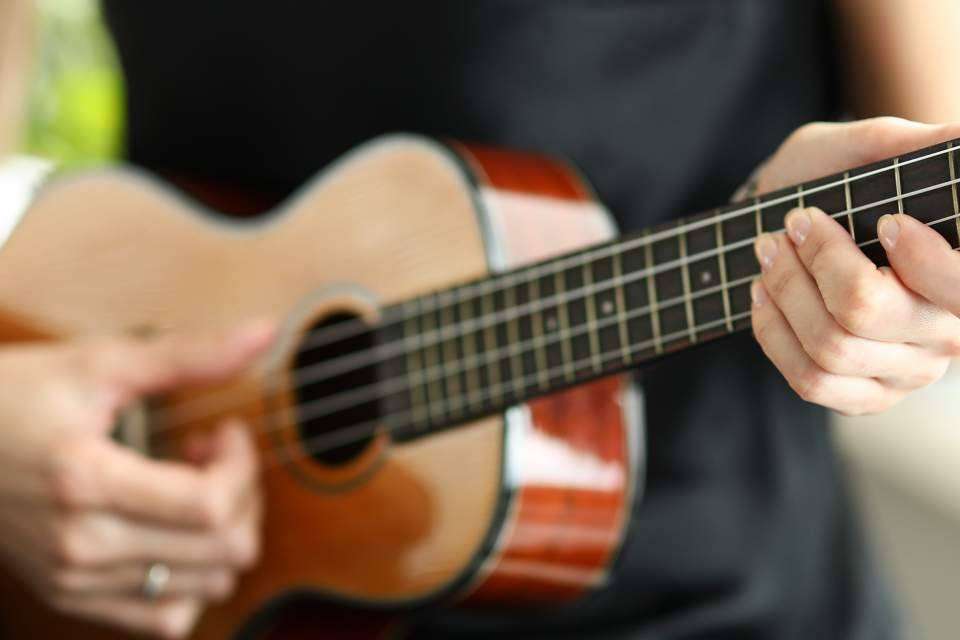 La Clave ofrece un curso de ukelele