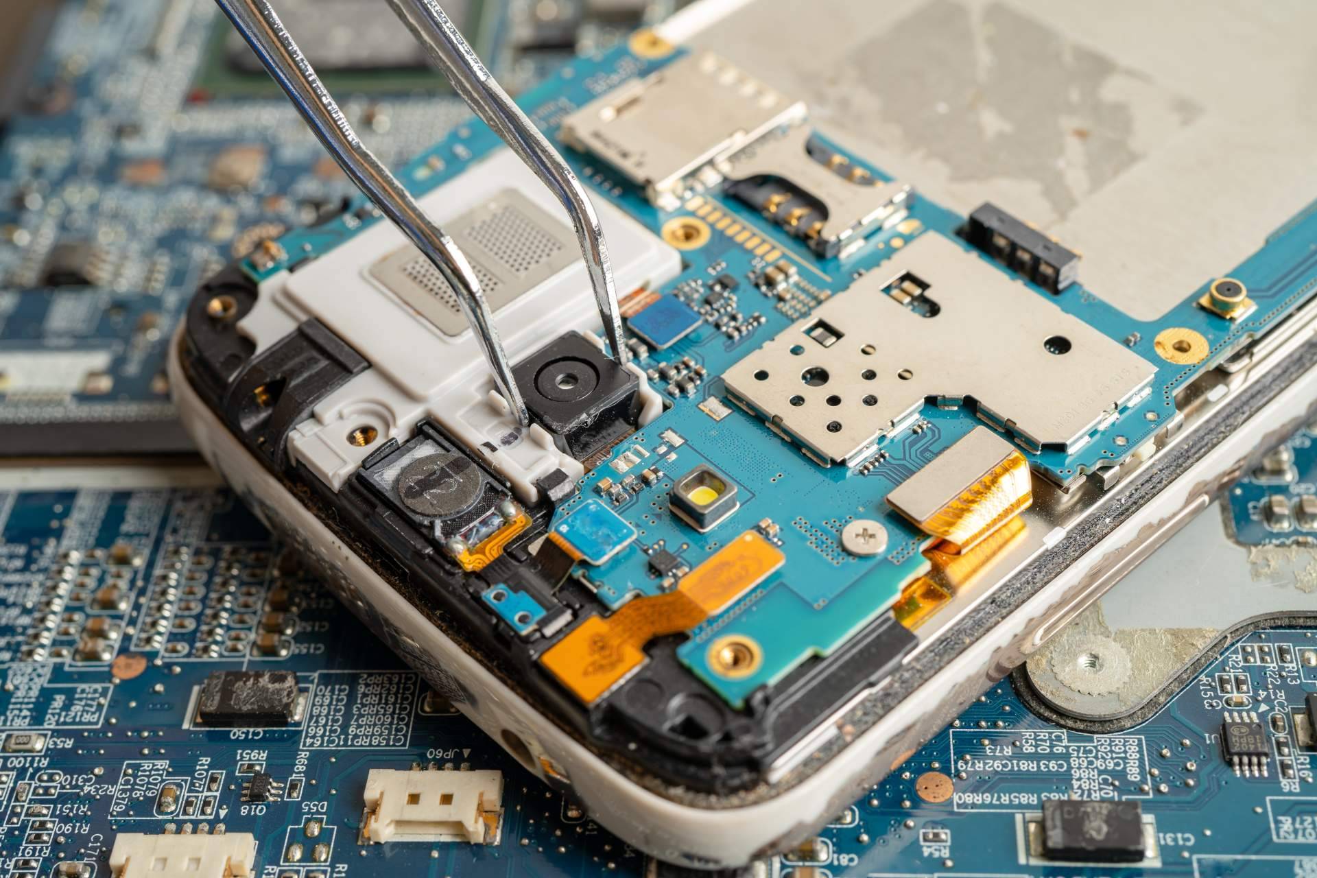 La tienda de repuestos móviles Ovisat dispone de baterías Apple