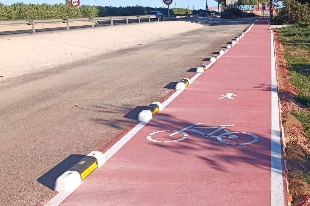 Abadecom ofrece una alternativa segura, eficiente y duradera, los separadores de carril bici fotoluminiscentes