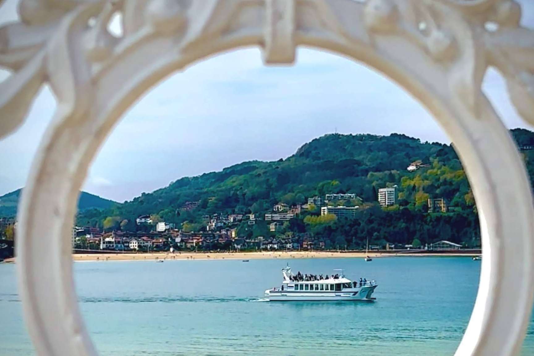 Dar un paseo en barco por la Bahía de La Concha y la costa de Donostia San Sebastián