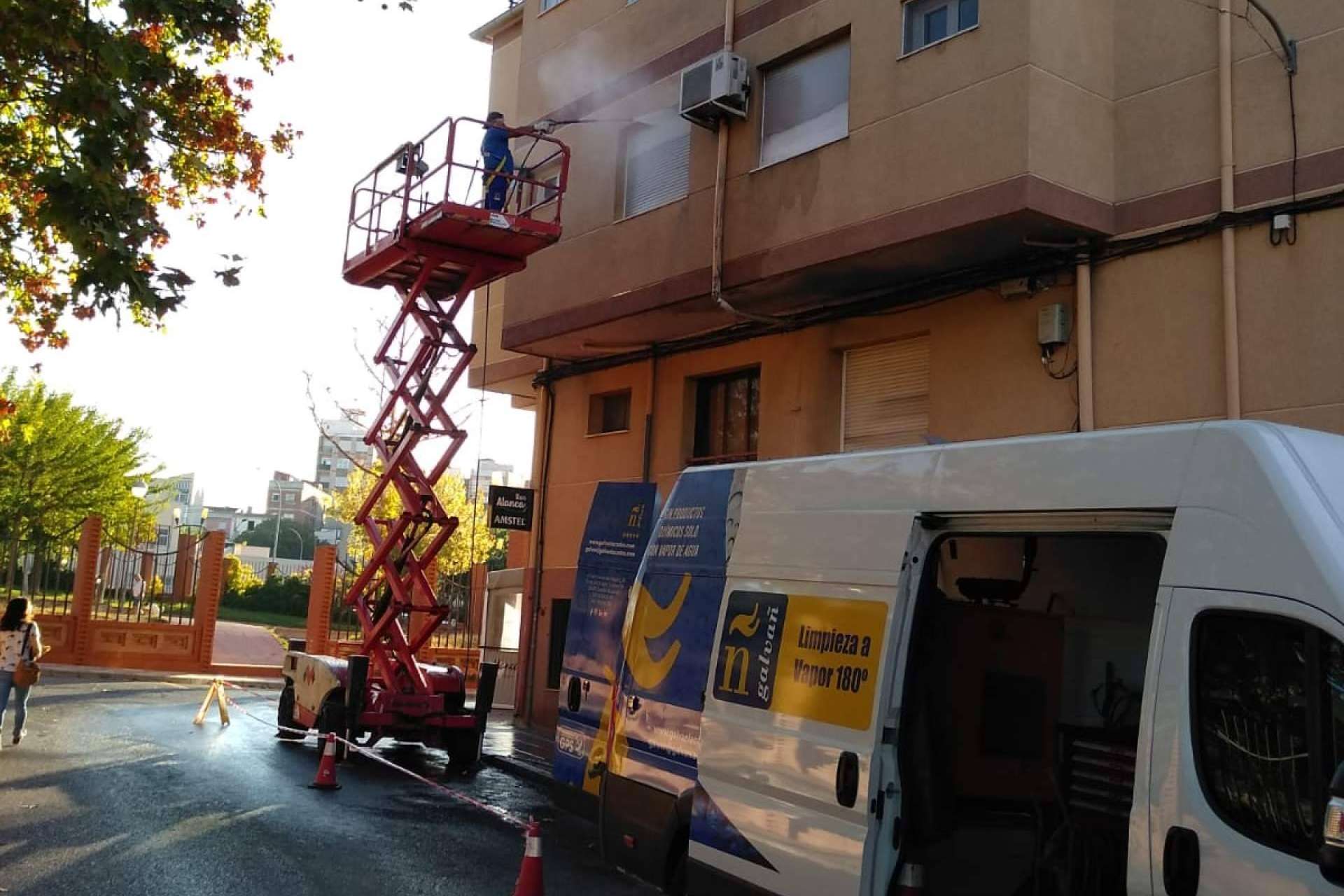 Galvañ Lacados ofrece servicio de limpieza efectiva de suelos y mobiliario en urbanizaciones y comunidades de propietarios
