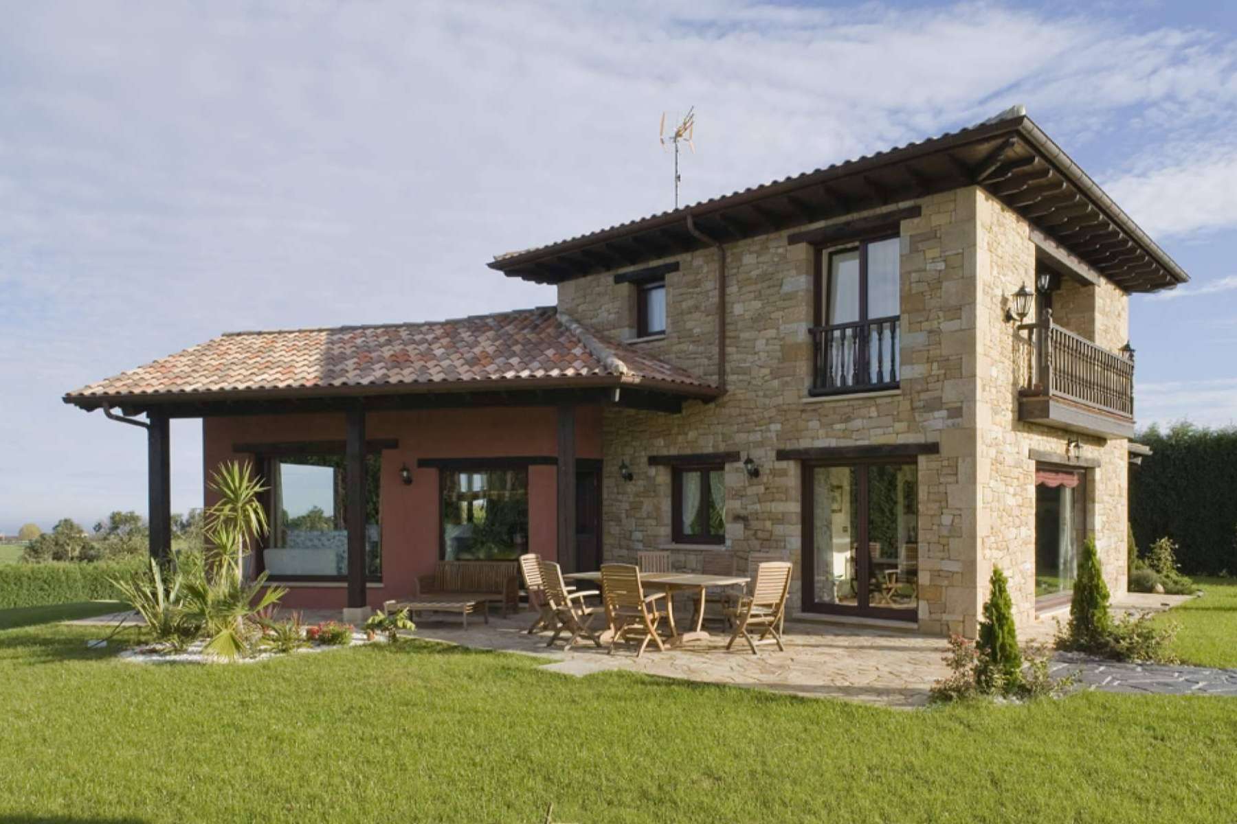 Las principales ventajas e inconvenientes de construir una casa de 2 alturas, por Pando Arquitectos