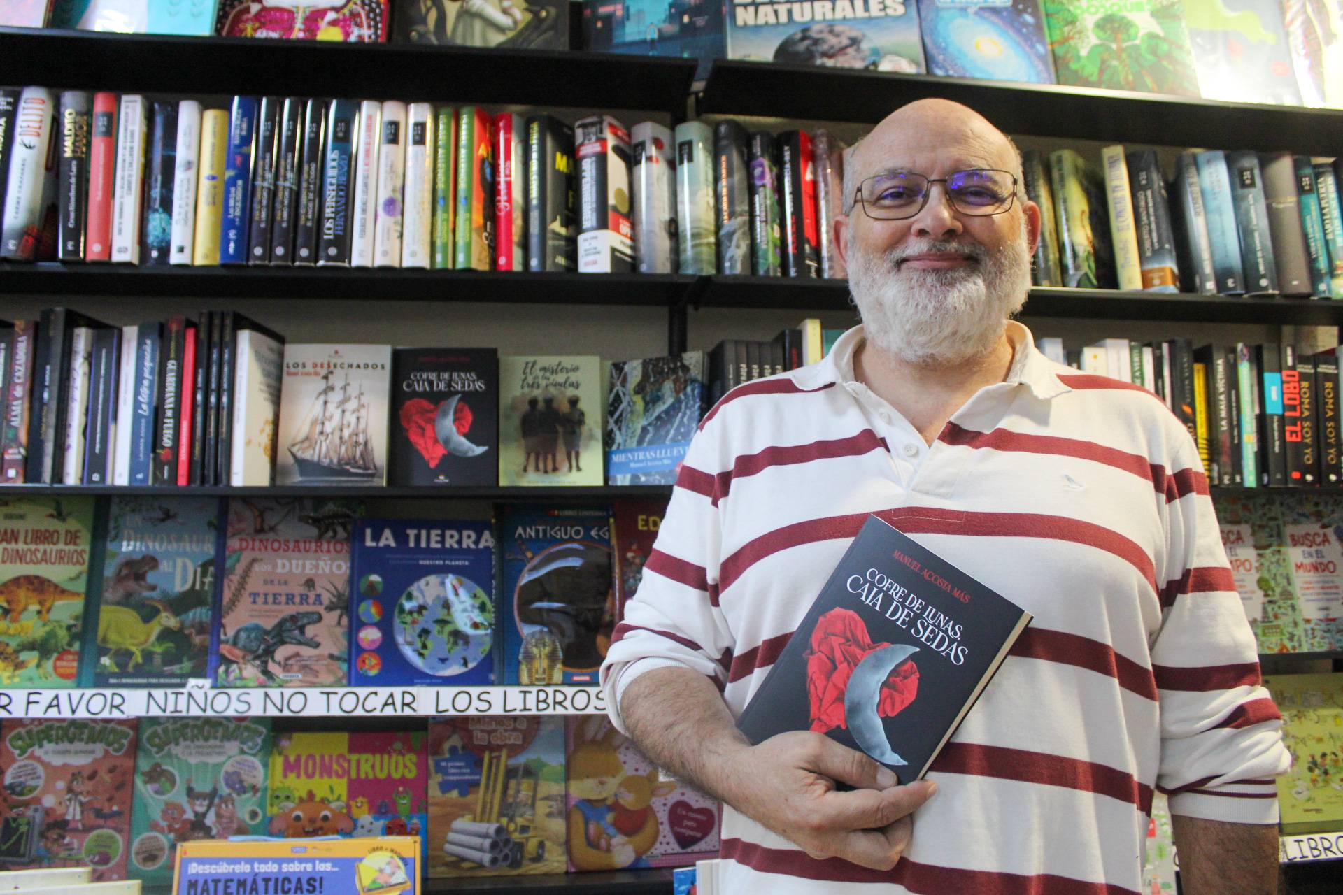 Manuel Acosta Más se dirige a los que 'luchan cada día por ser ellos mismos' en su libro 'Cofre de lunas, caja de sedas'