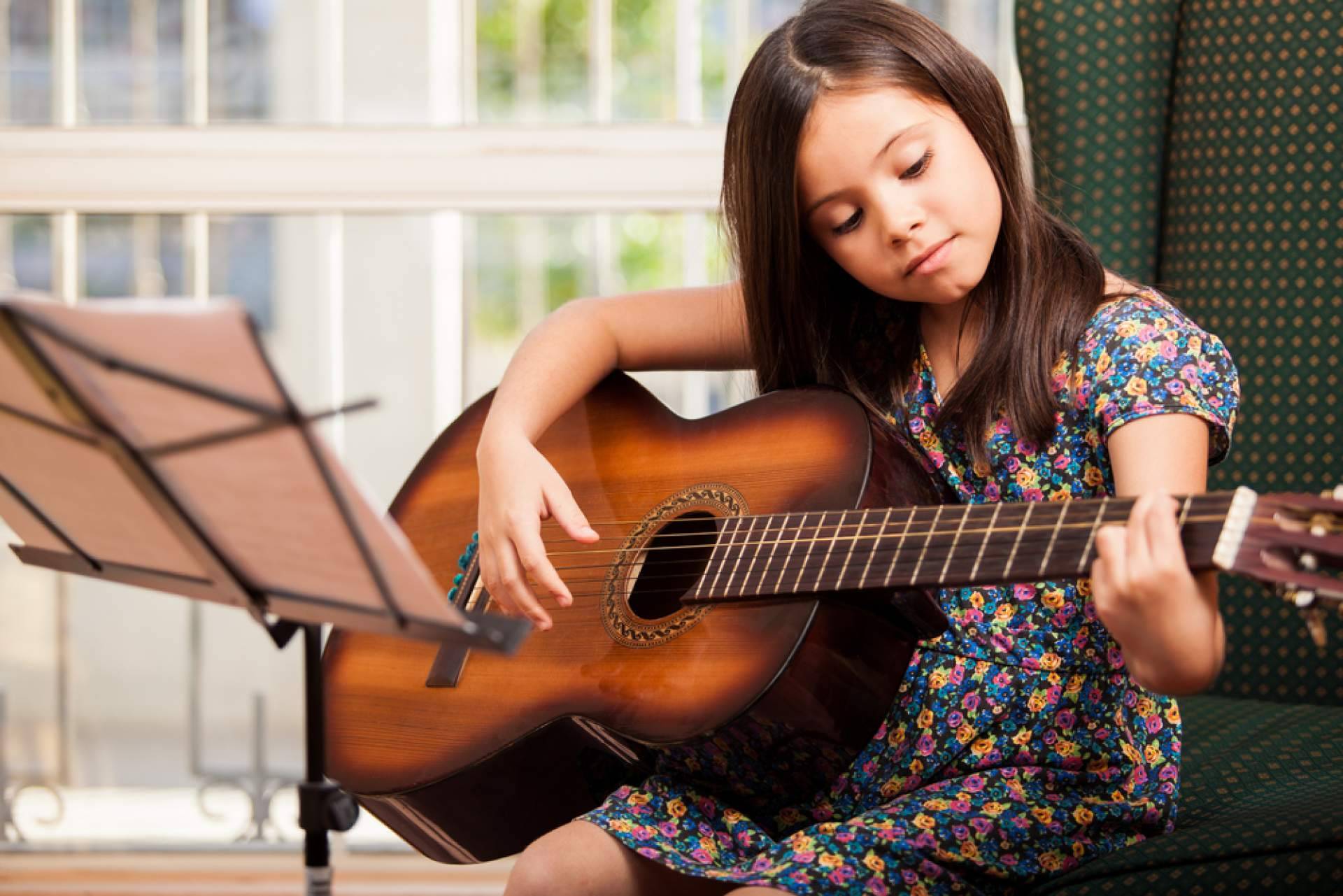 Por qué tocar un instrumento es importante para el desarrollo integral, según Escuela de Música La Clave