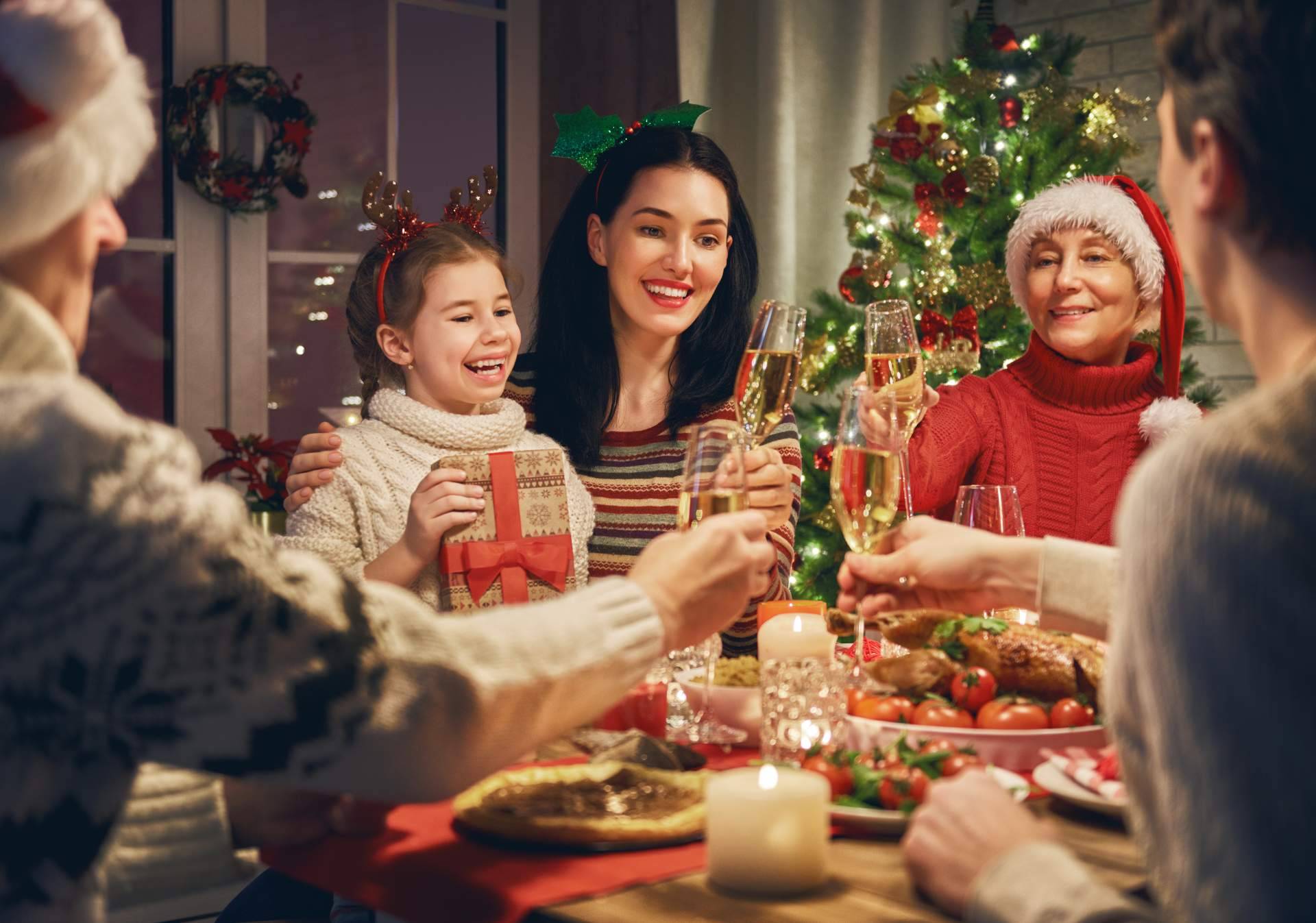 Controlar los excesos de comida en las fiestas usando enzimas digestivas