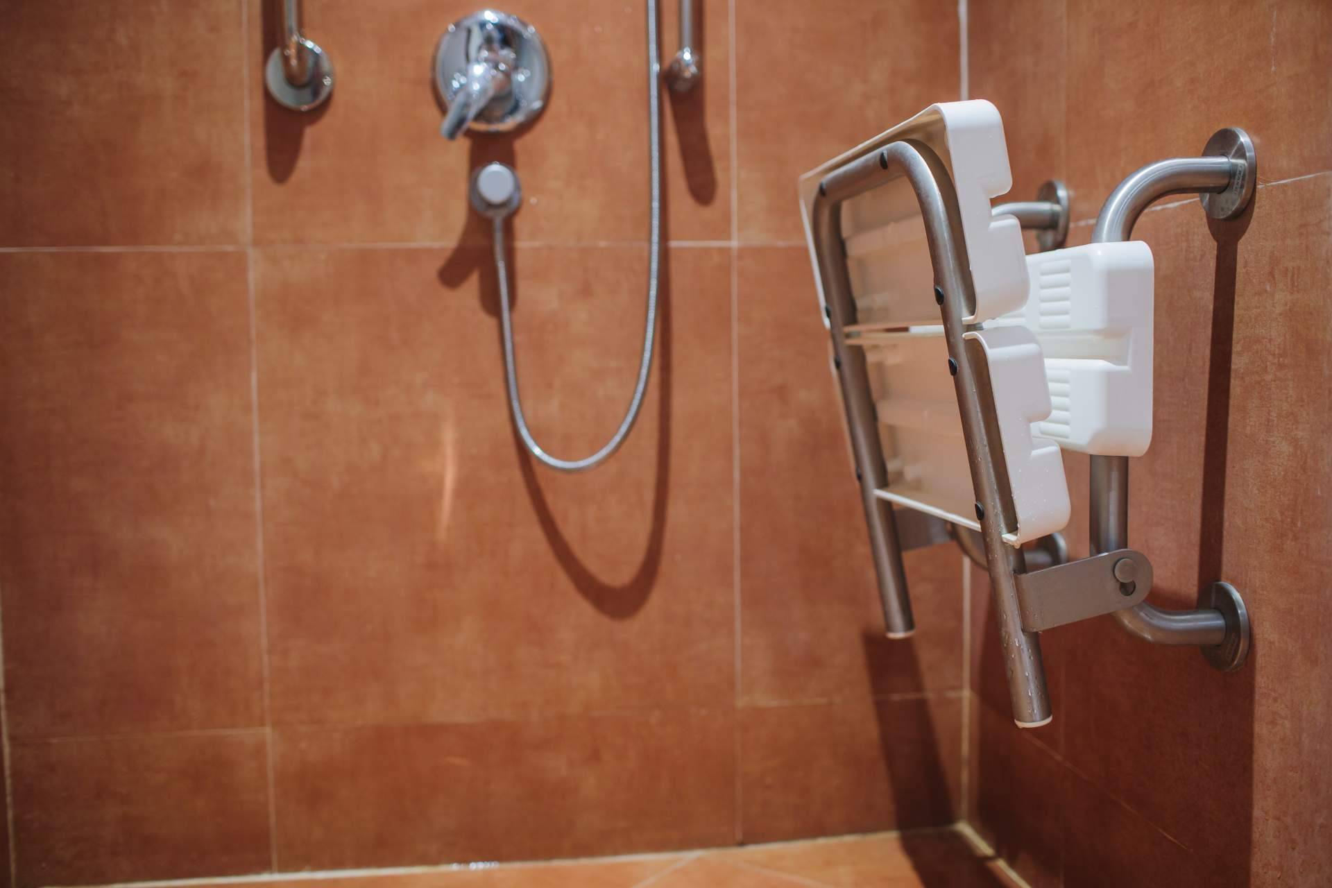 ¿Cuáles son las ventajas de la silla giratoria bañera para las personas con movilidad reducida?, por Ortopedia Para Ti