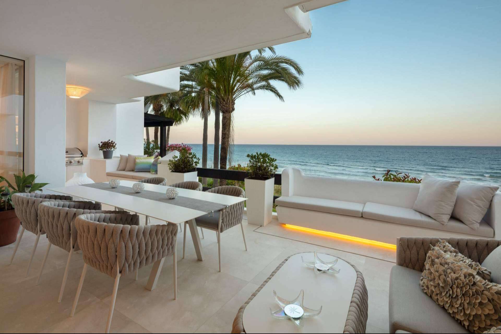 Las ventajas de tener propiedades de playa en Marbella, por Zeuthen & Company