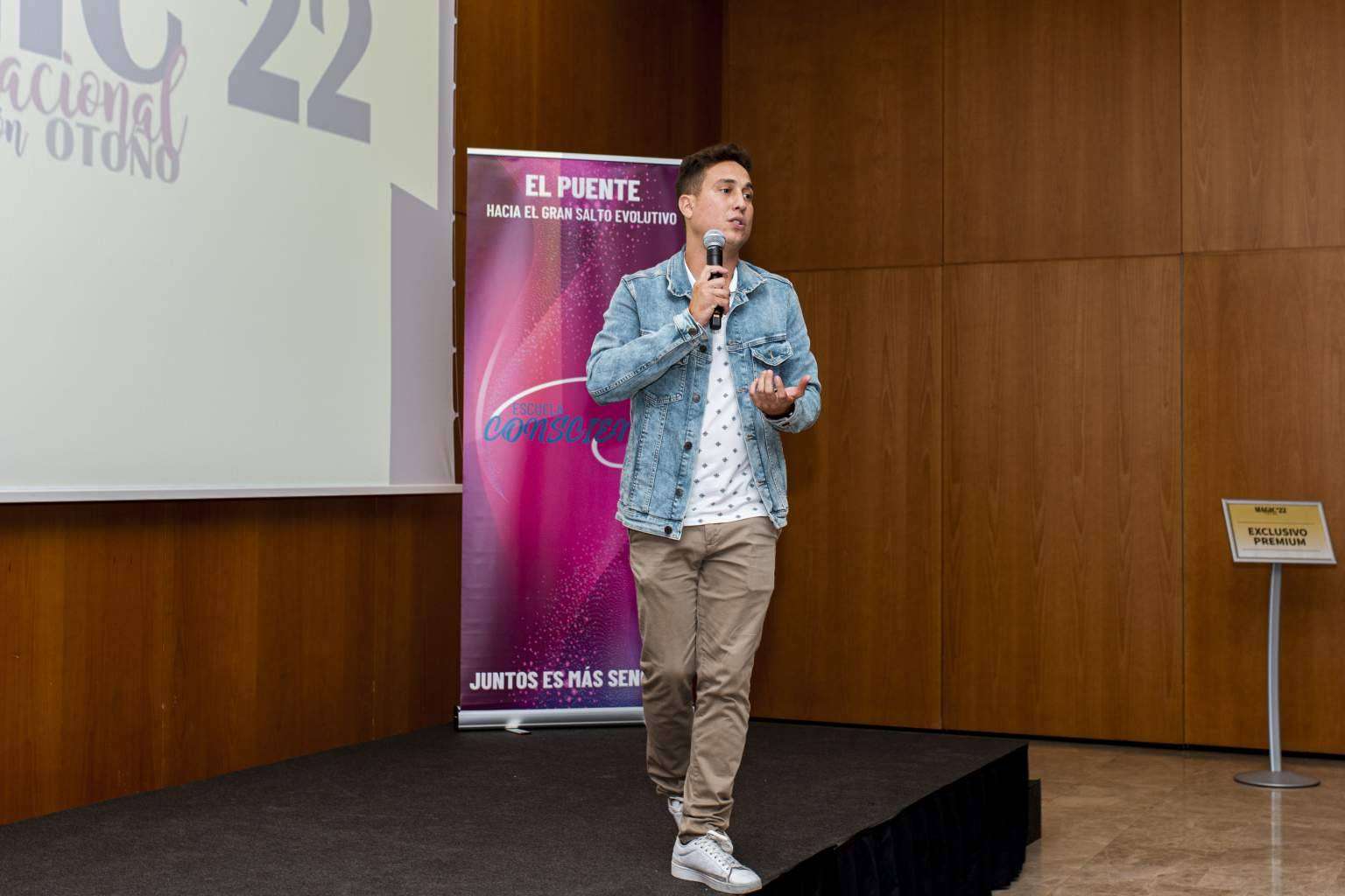Escuela Consciente es una plataforma que se centra en crear un movimiento consciente