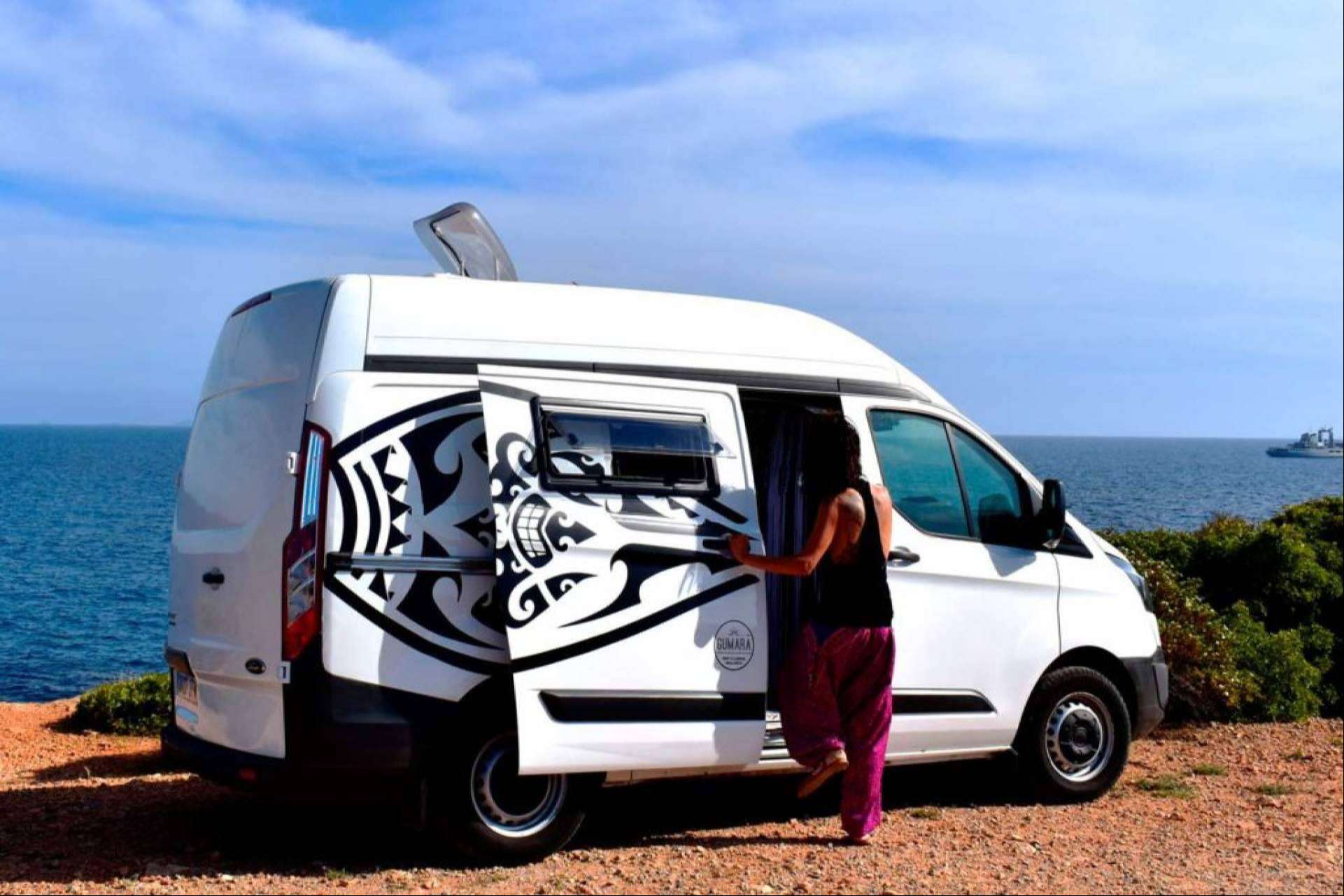 Servicio de alquiler de furgonetas camperizadas para conocer la isla de Mallorca, de la mano de Gumara Camper