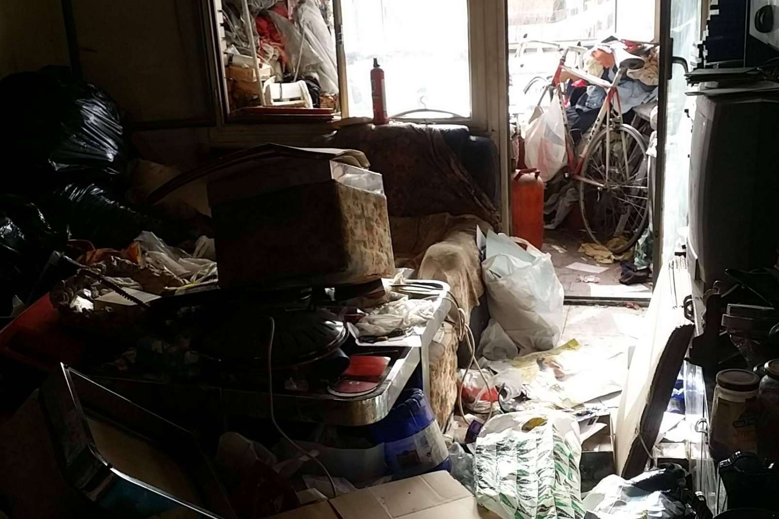 El día a día de los limpiadores extremos; cientos de kilos de basura y cero miedo