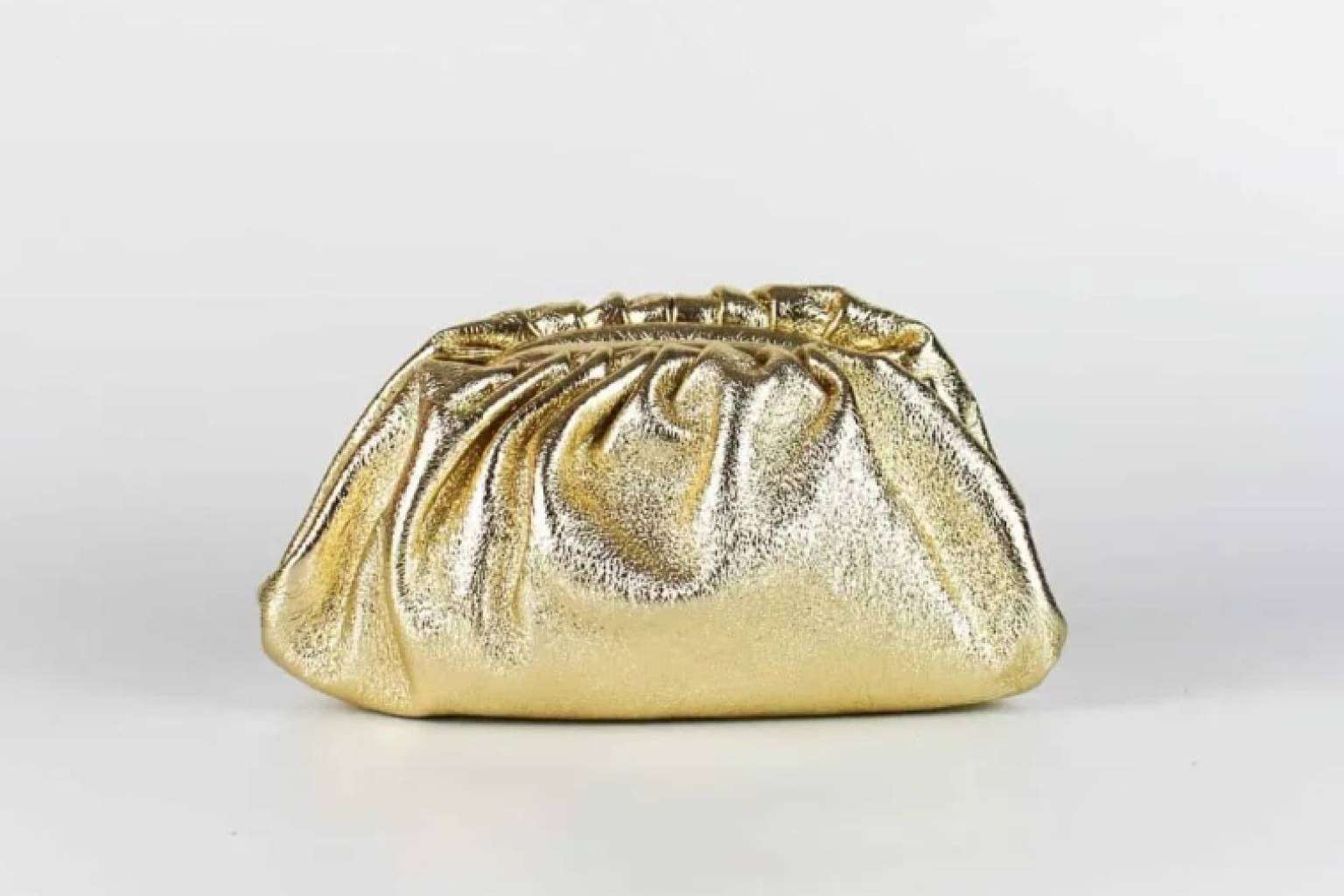 El bolso de piel low cost inspirado en el mini pouch de Bottega Veneta que todas las estilistas desean