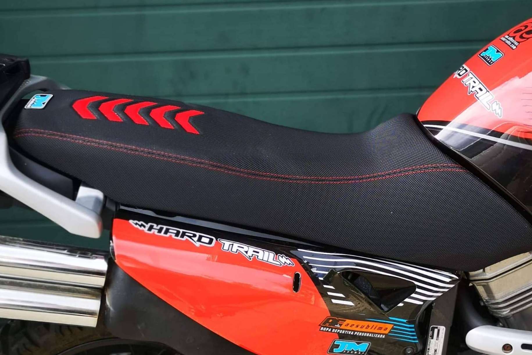 FUNDAS proporciona un asiento cómodo moto para ir en carretera