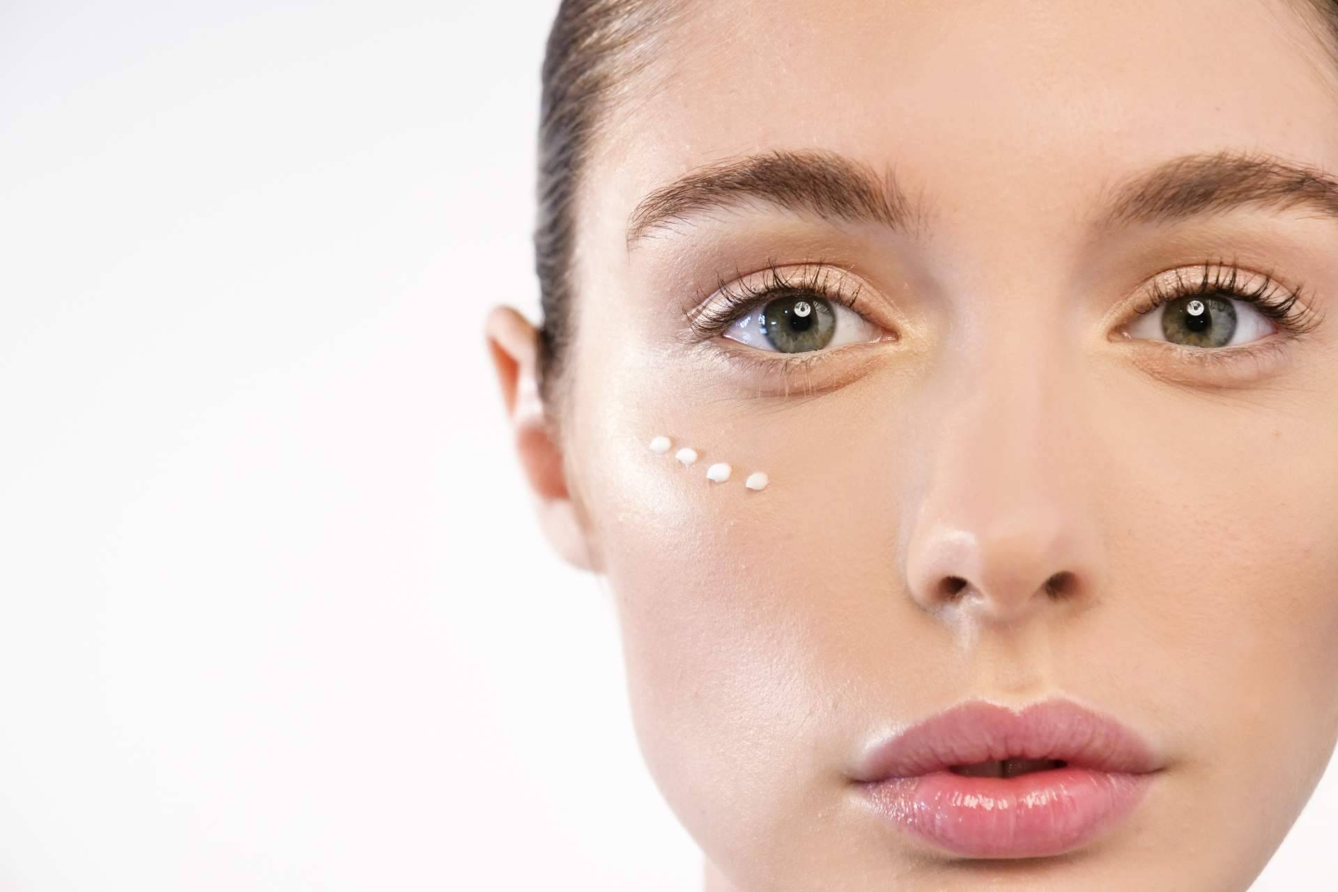 Centro de Estética Xènia, los beneficios de sus cremas sérum contorno de ojos