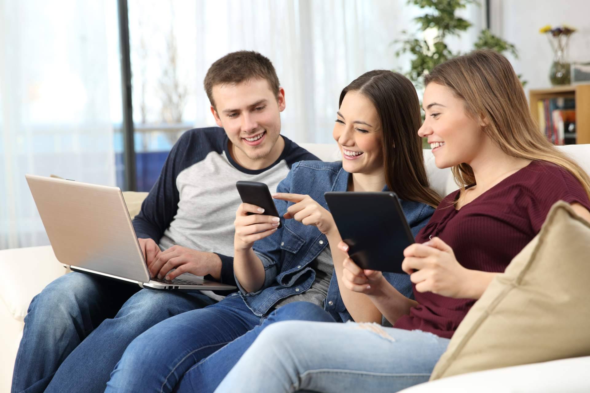 ¿Cómo disfrutar de fibra, tres líneas móviles y televisión por solo 40 euros al mes? OROC Comparte 50