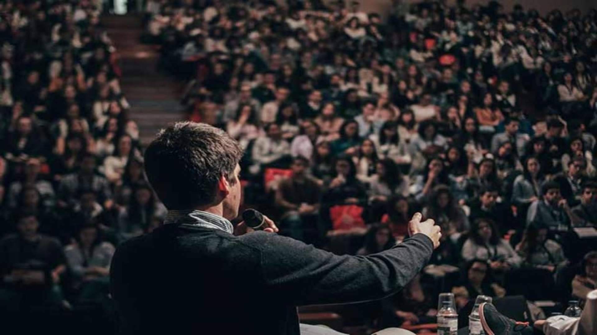 Hablar en público con confianza y carisma con los consejos de expertos para mejorar