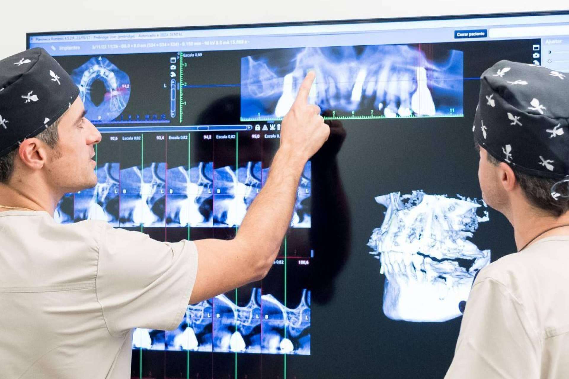 ¿Cómo evitar la periimplantitis?, con Clínica Dental Ruiz de Gopegui