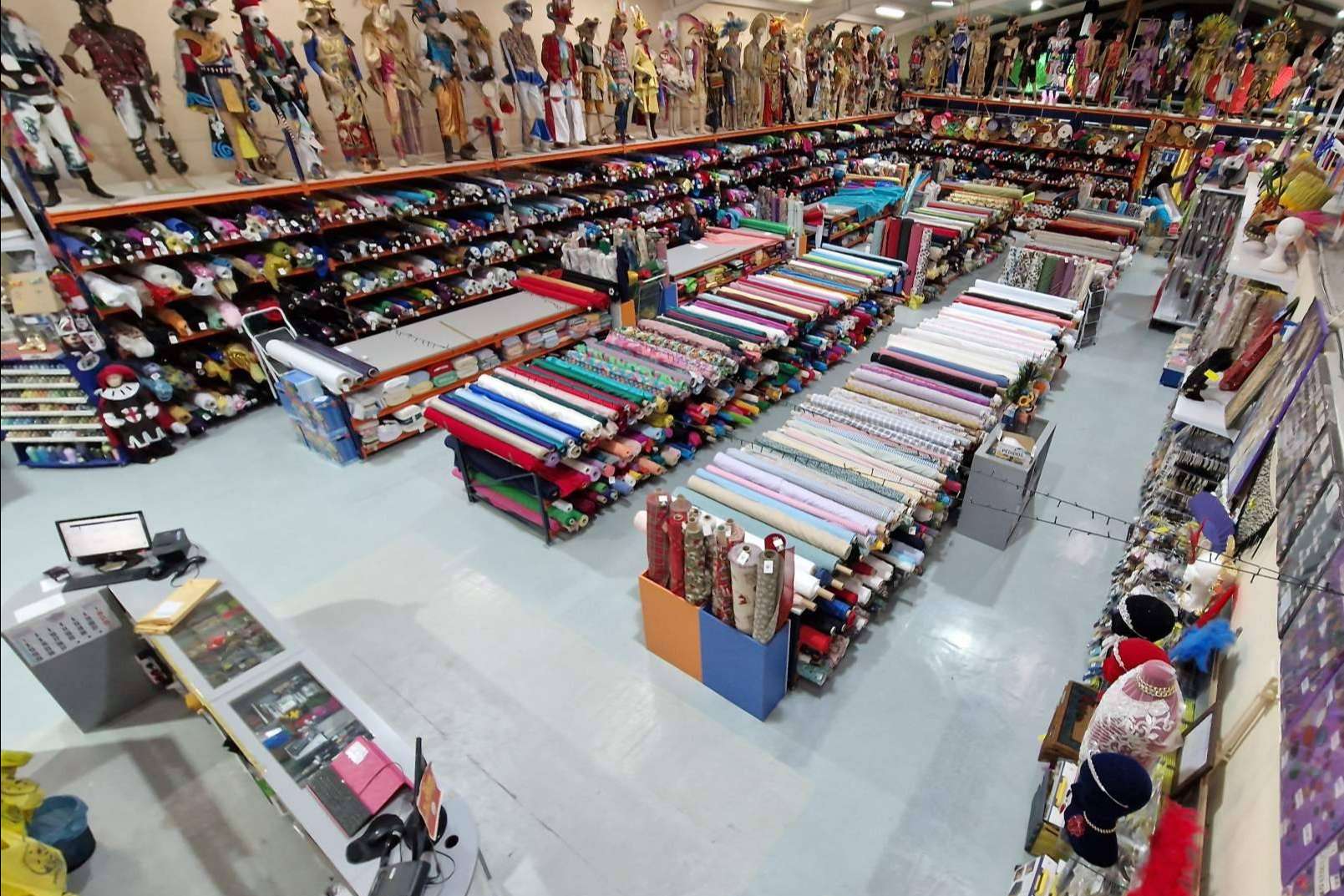 Casa Ángel, la tienda que ha estado presente en el nacimiento y crecimiento de los carnavales en España