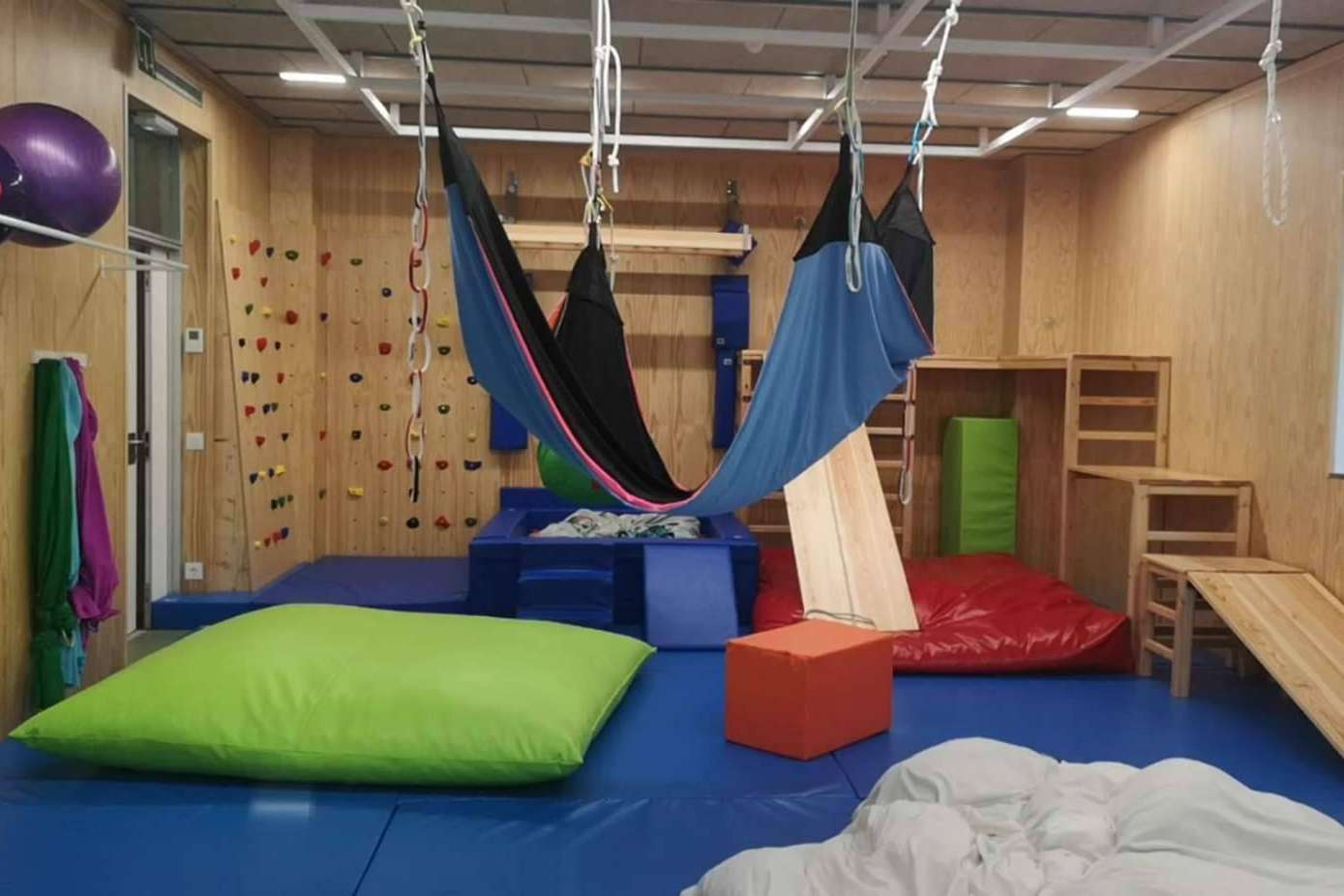 Conocer los equipamientos Tamdem para salas de terapia y psicomotricidad infantil