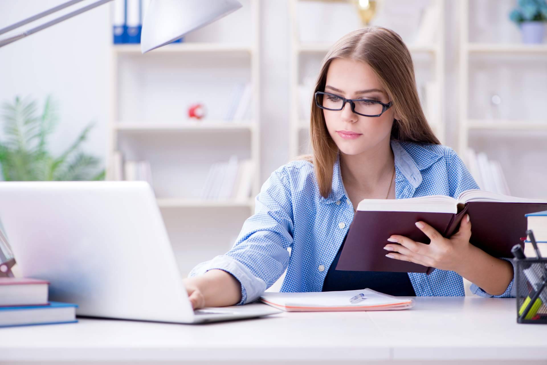 Alex Bell y su Oxford Test of English Practice Tests B2 con correcciones personalizadas de writing en 24h