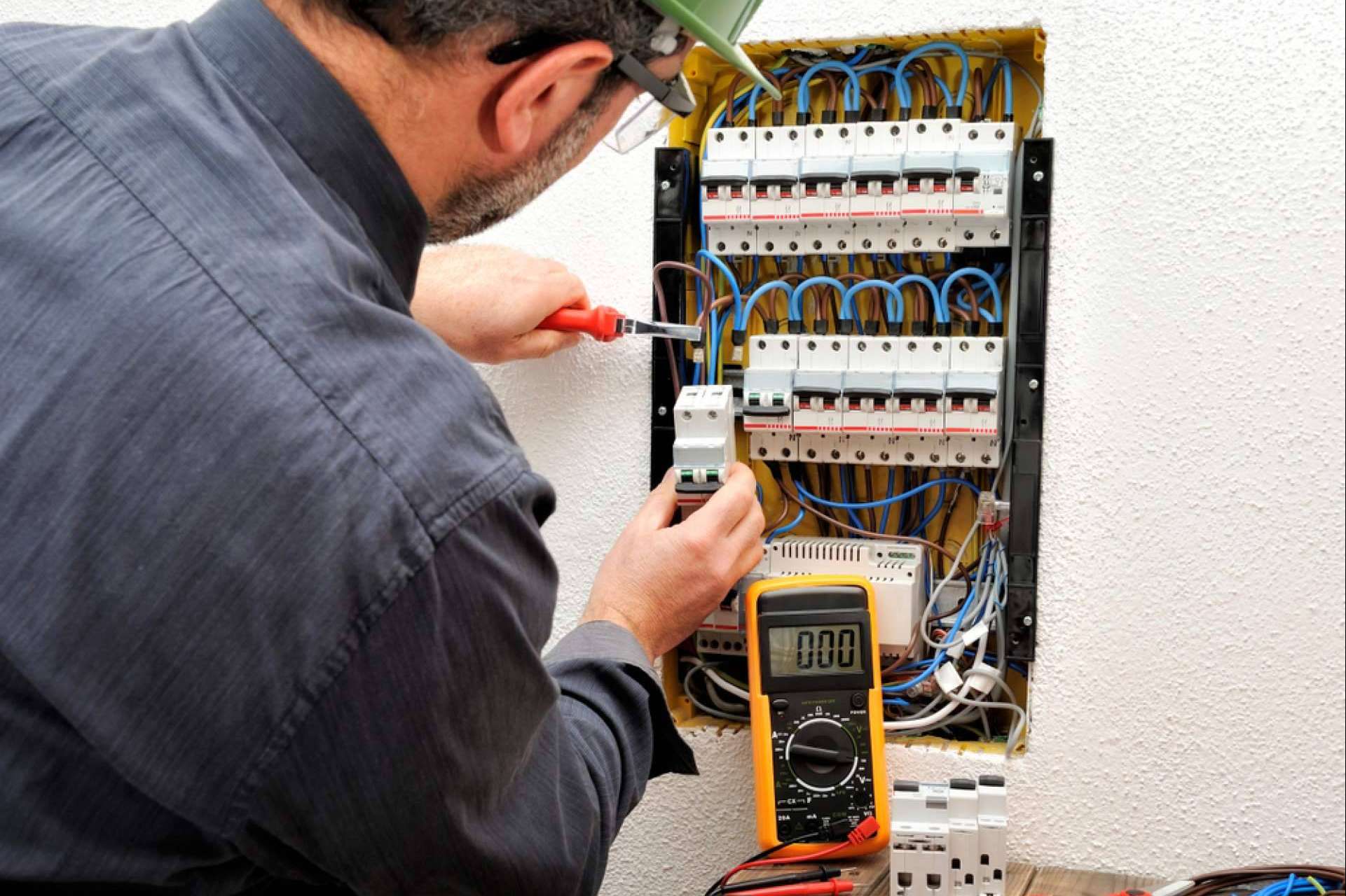 ¿Por qué contar con los magnetotérmicos C120N de Schneider?, por la empresa Cadenza Electric
