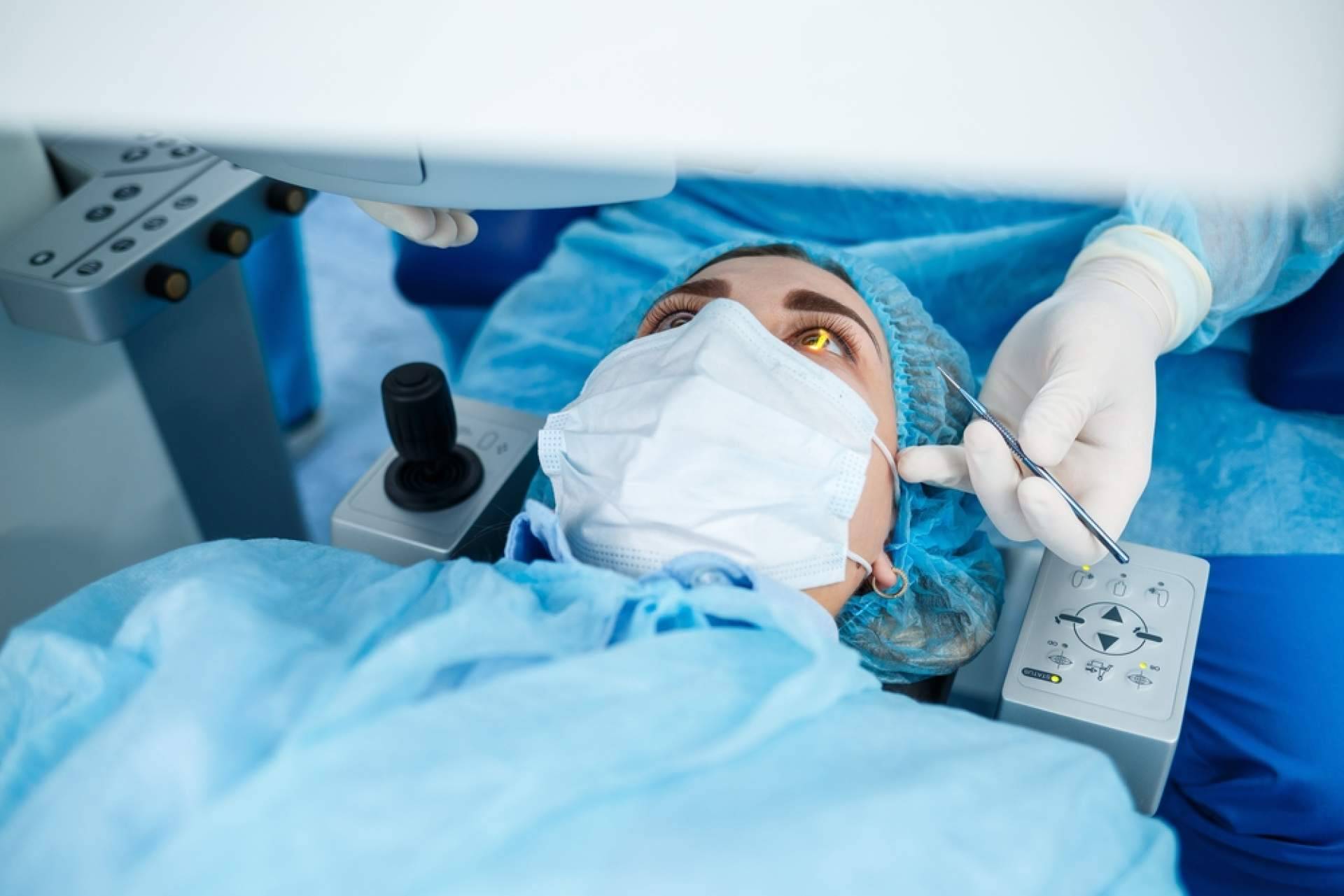 Conocer las ventajas de la cirugía de presbicia y cataratas con expertos del Departamento de Oftalmología del Hospital Universit