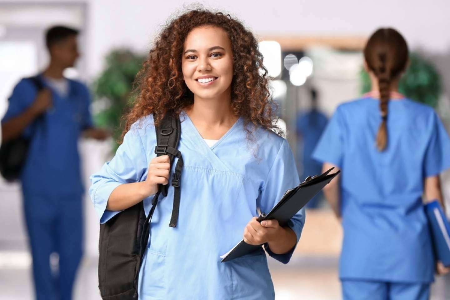 Cursos para celadores con Universal Formación, una de las profesiones que más crece en el sector sanitario