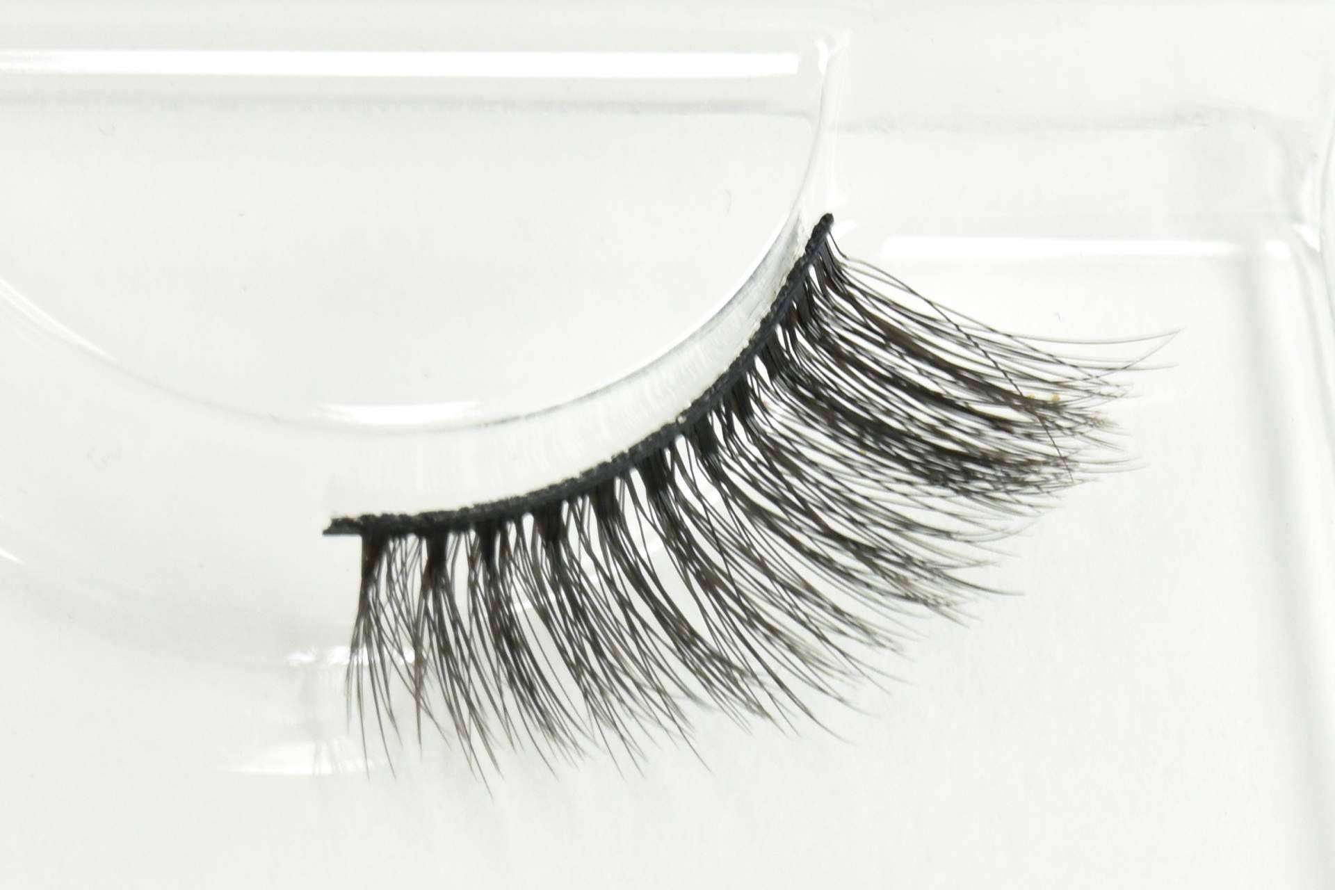 Las pestañas de acento de Double S Beauty que consiguen resaltar la belleza natural