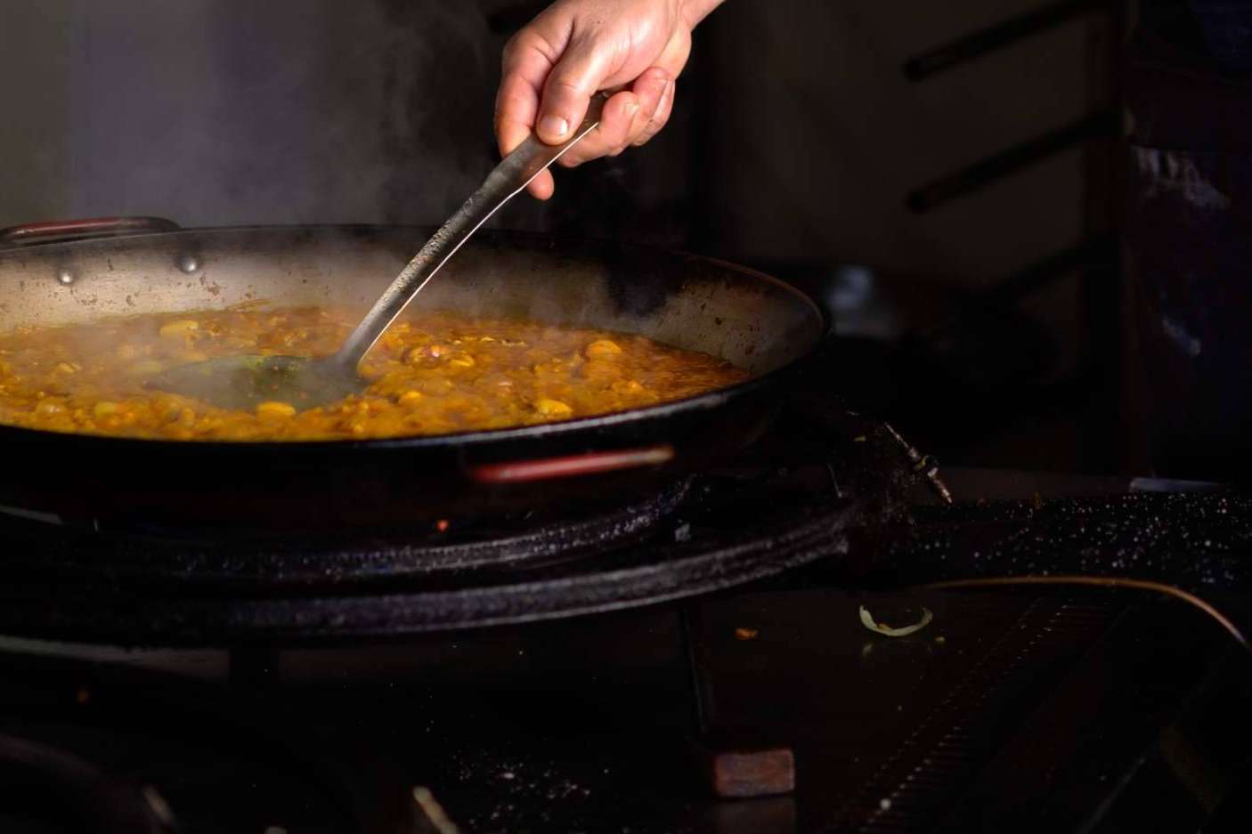 Revolución en la comida tradicional de la mano de Paella va!, el delivery de paellas en caldero de hierro