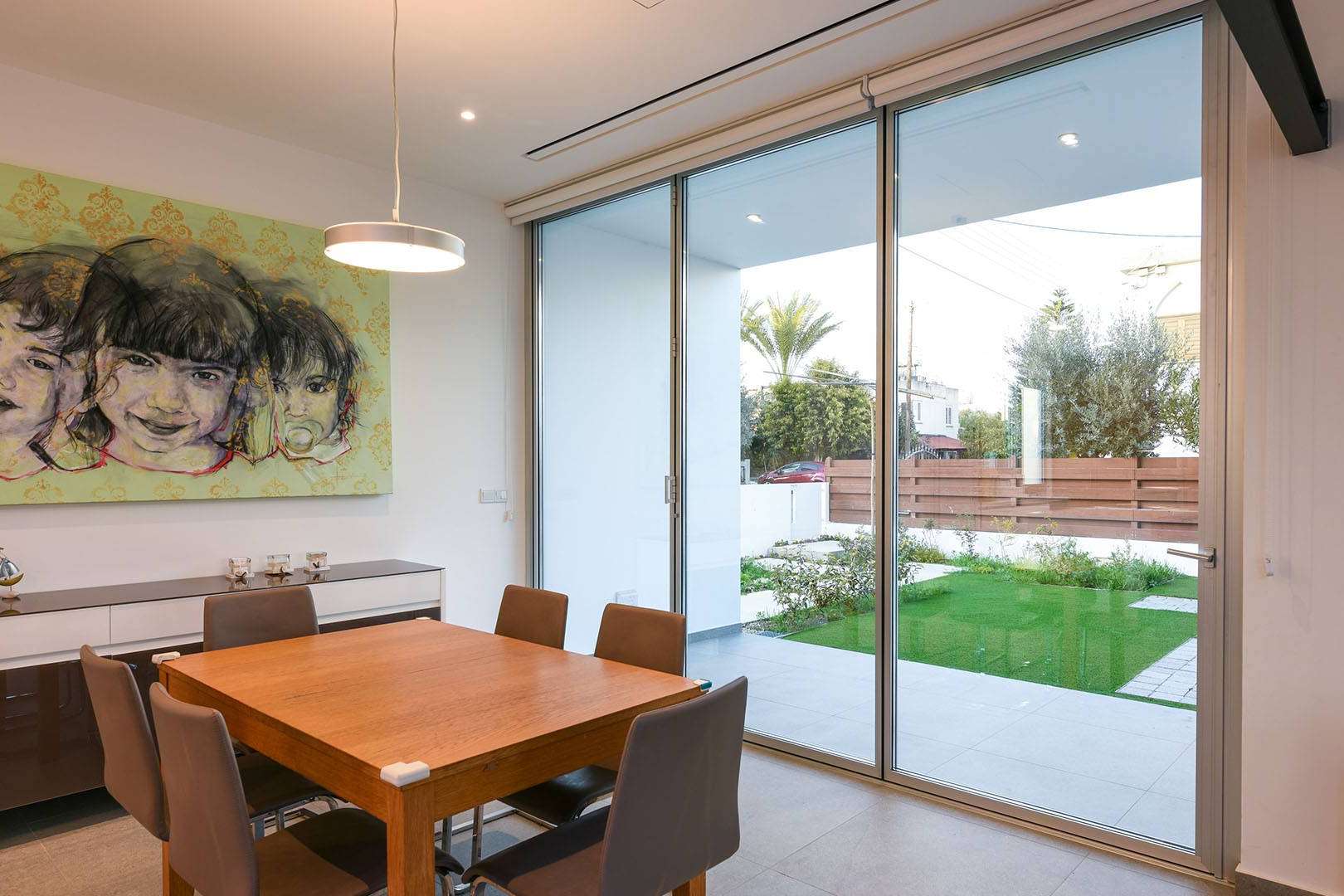 ¿Cómo cerrar espacios abiertos o dividir interiores? Las puertas plegables minimalistas de aluminio de Airclos