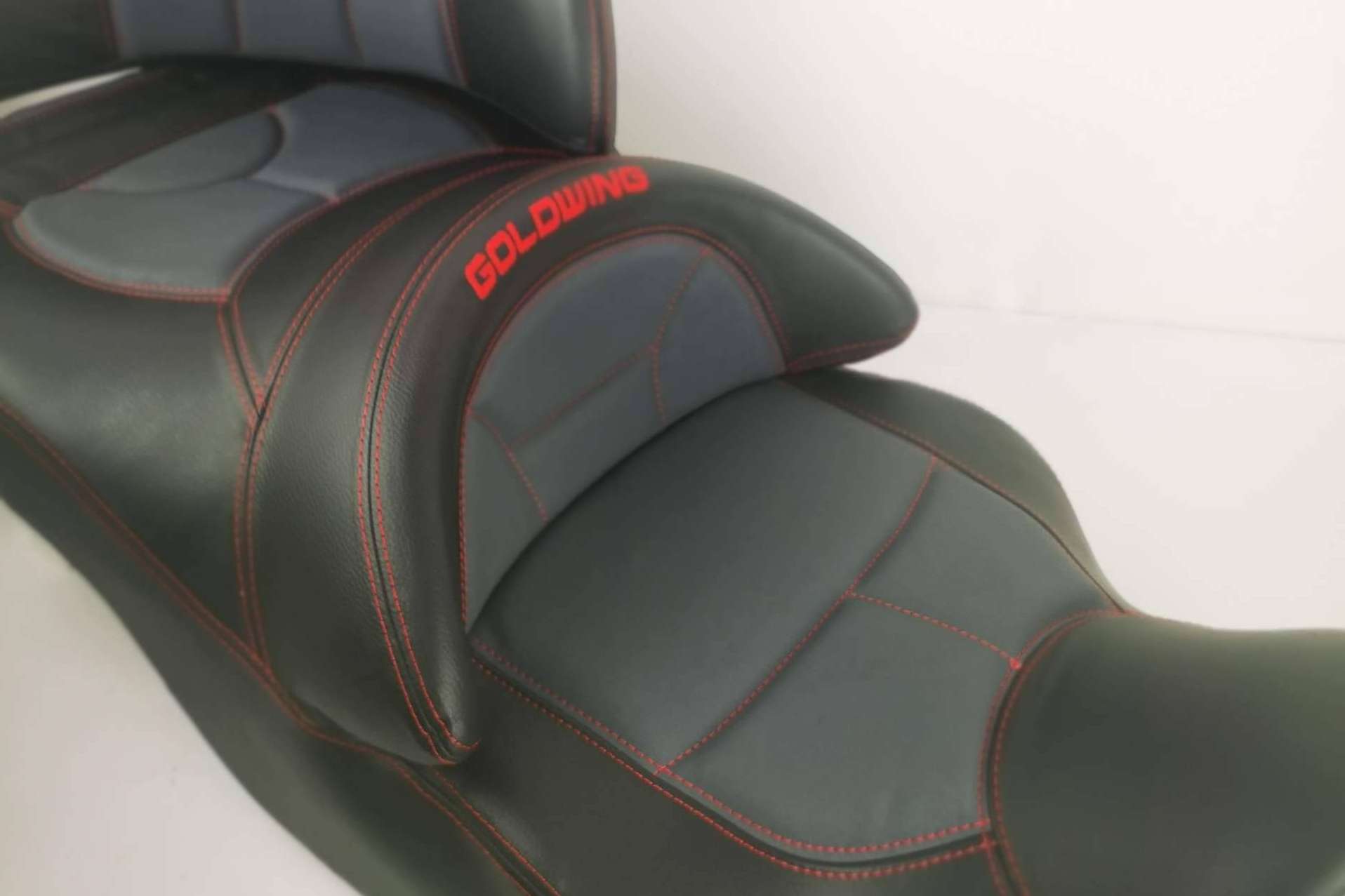 Un asiento cómodo es un gran compañero para viajar en moto, por JM-Fundas