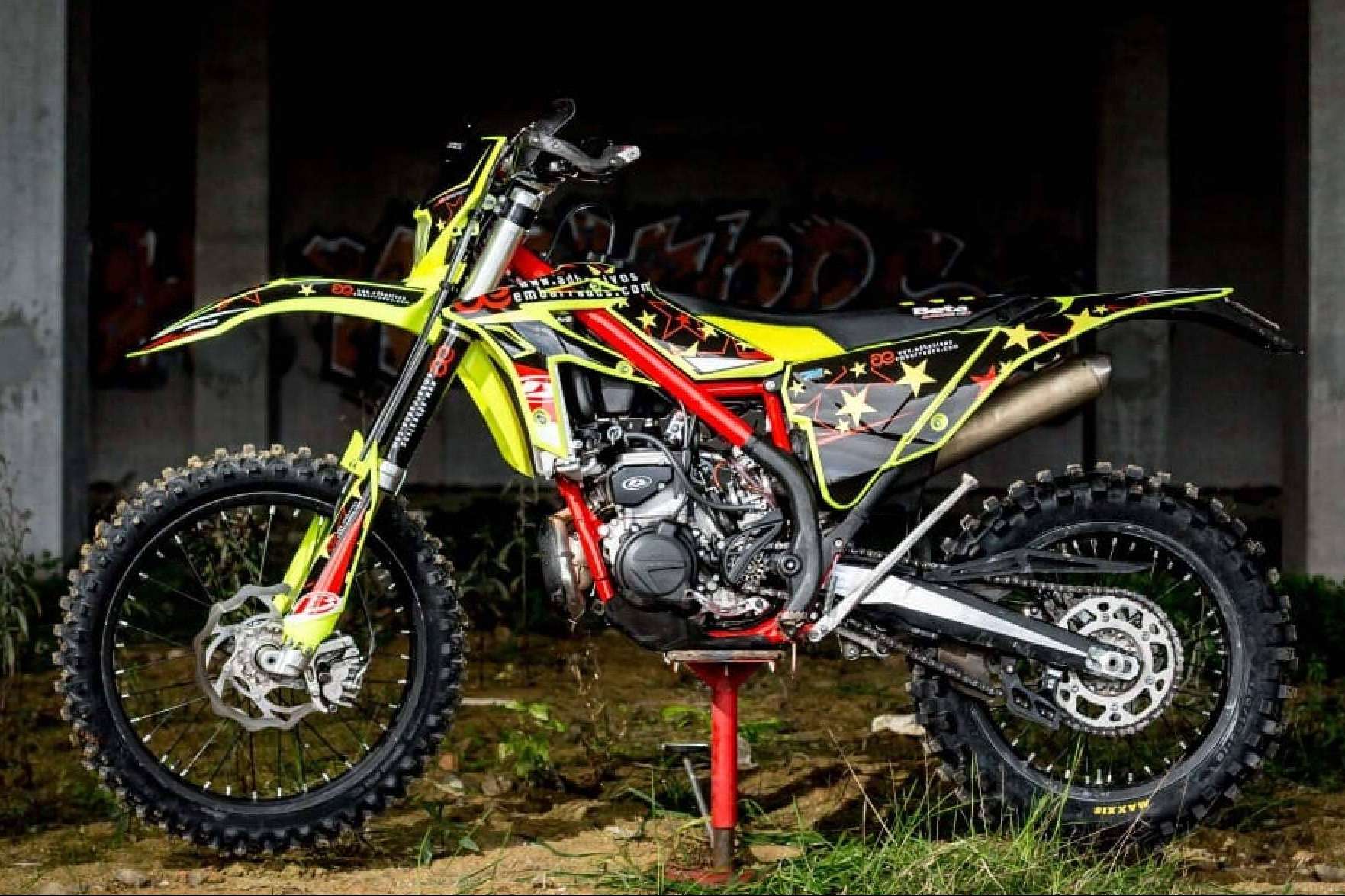 Dar a las motos un nuevo aspecto con plásticos y adhesivos de motocross