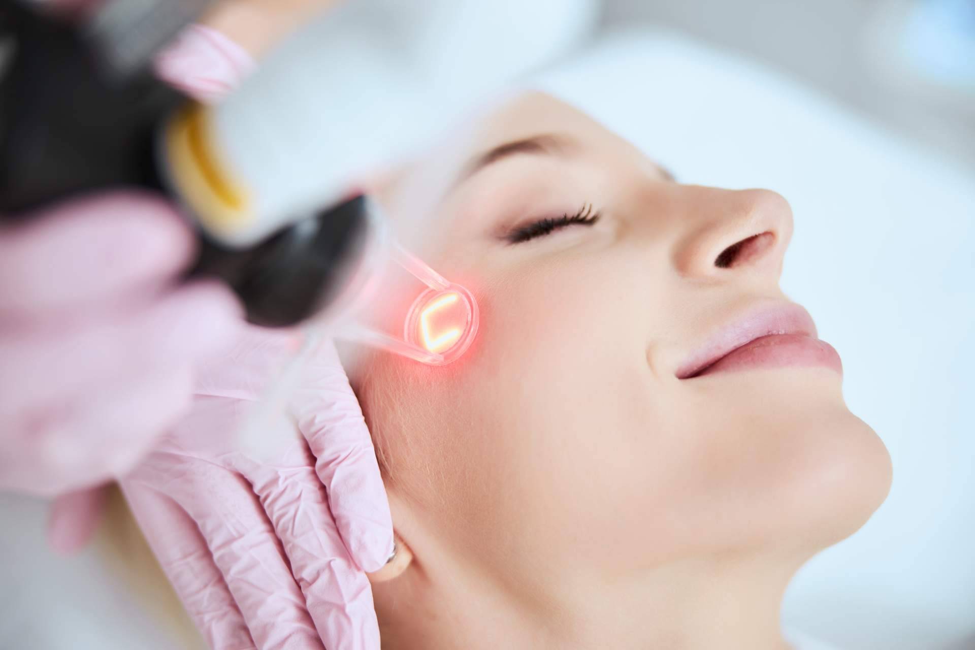 Una piel suave y luminosa con el peeling de carbón activo