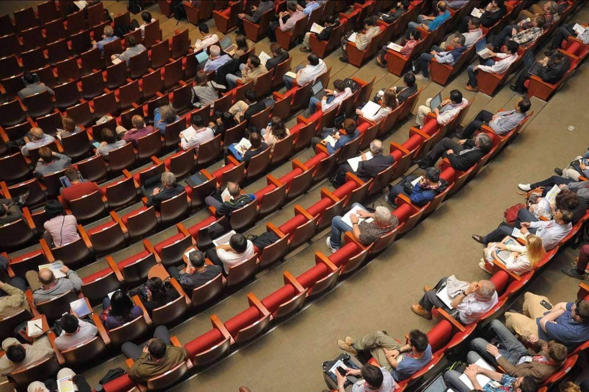 AB Grupo, un servicio de azafatas de congresos de referencia en Madrid