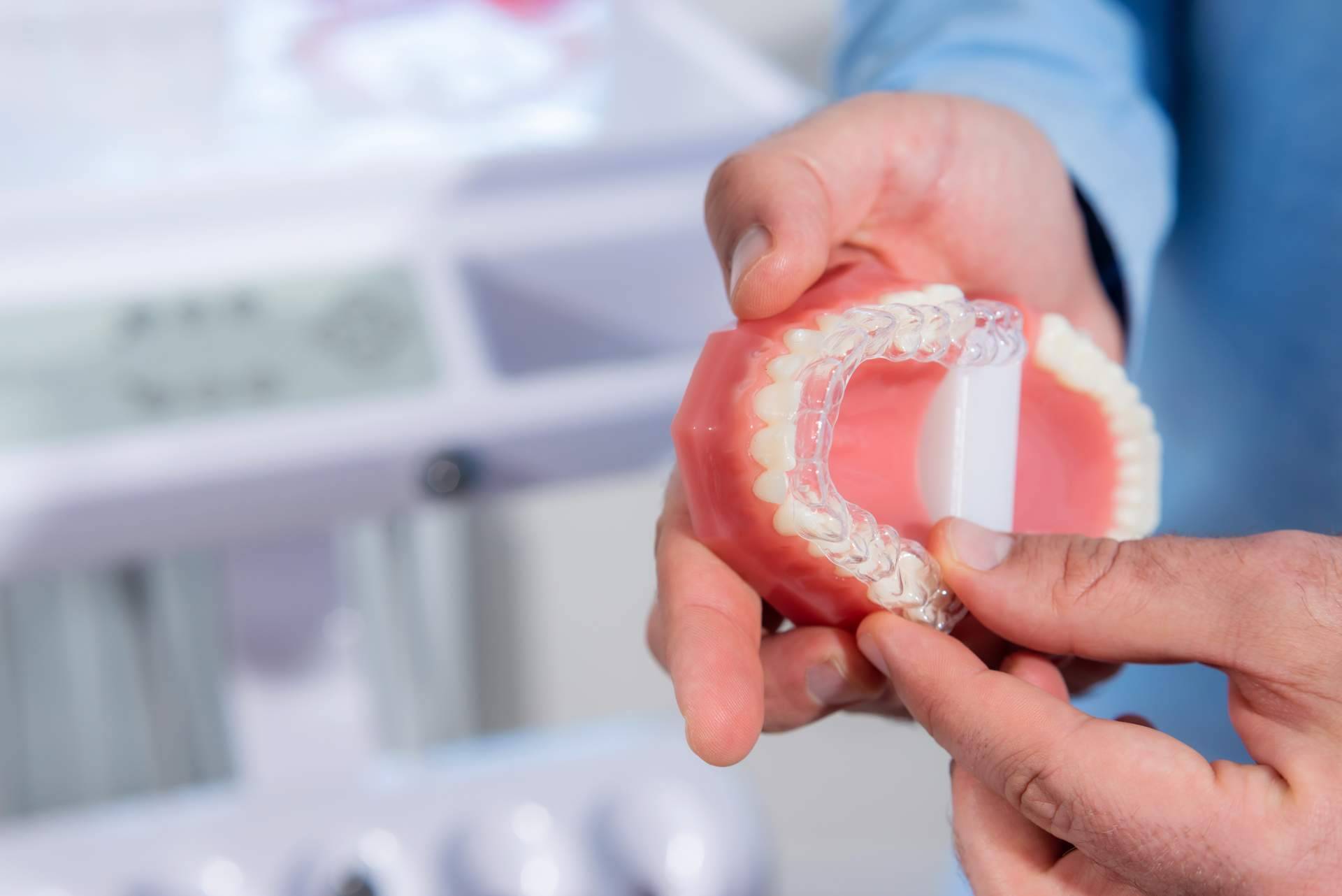 Beneficios de la ortodoncia Invisalign cuando es aplicada por especialistas como los de la Clínica Dental InterORALIA