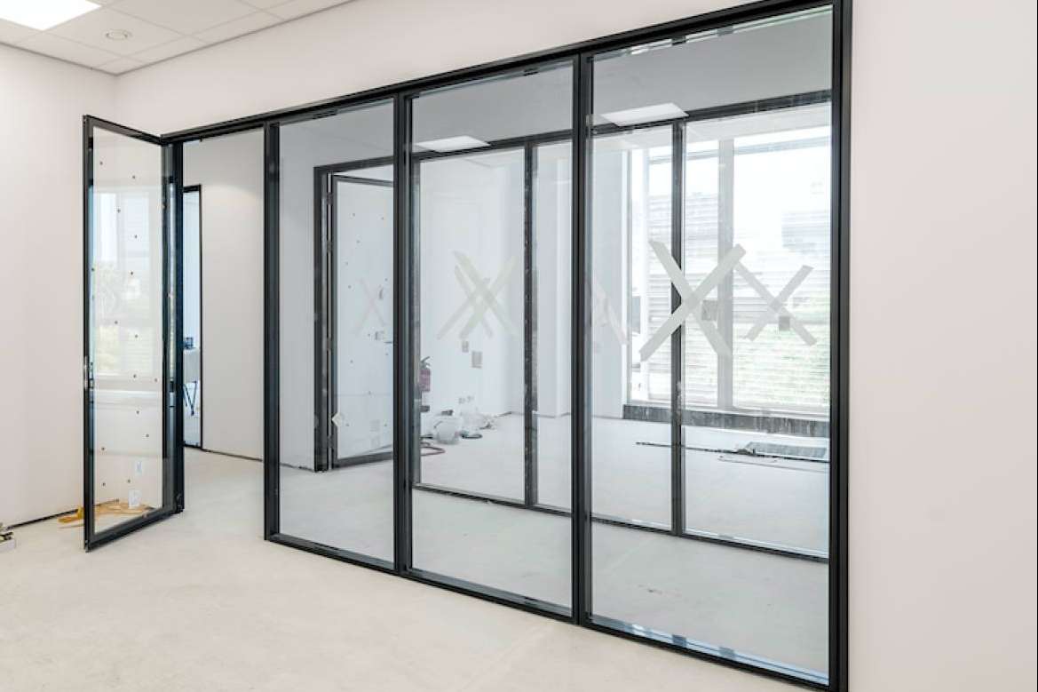 Instalación de mamparas de oficina en Madrid, de la mano de Protecnics Global