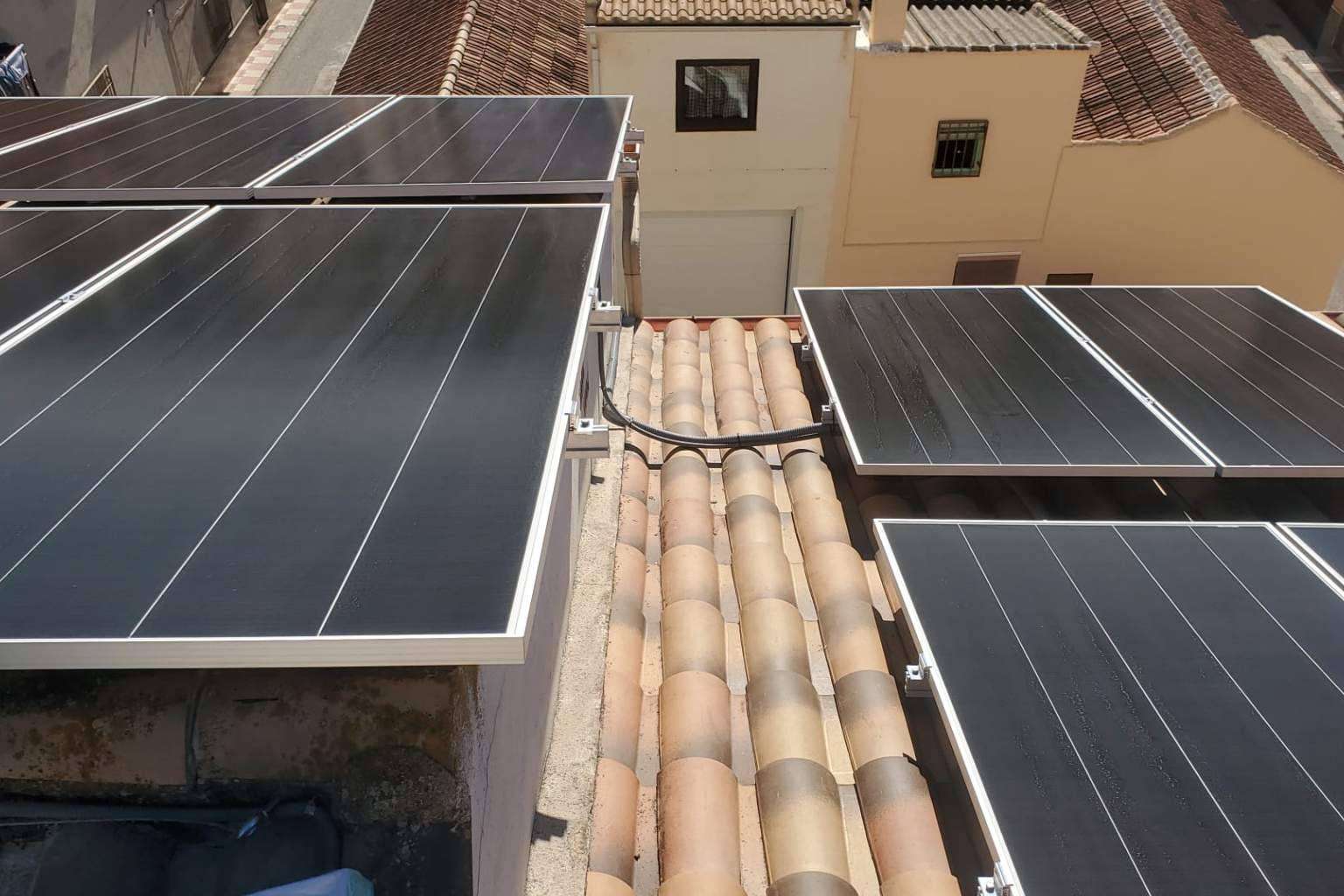 Grupo Jalcris brinda instalaciones de paneles fotovoltaicos con cero de inversión inicial