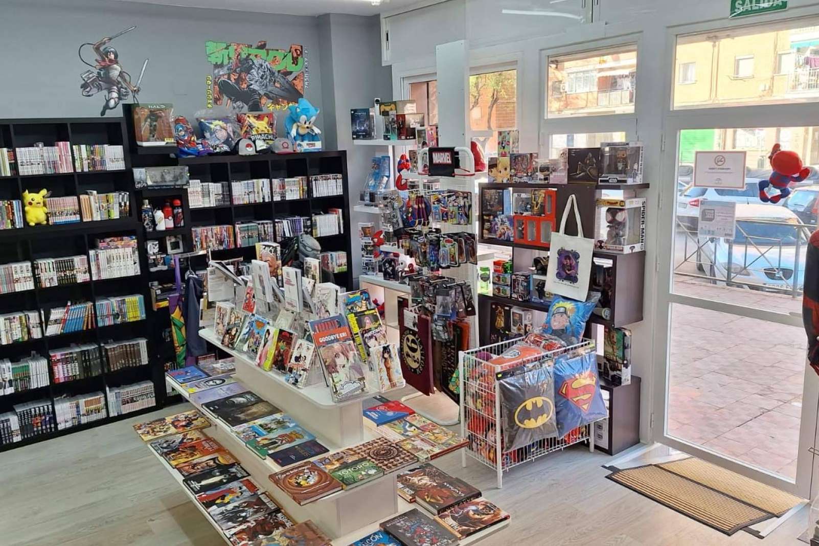 Villa Manga, la peculiar tienda especializada en Málaga; 'cómic, manga, merchandising friki' y 'literatura malagueña'