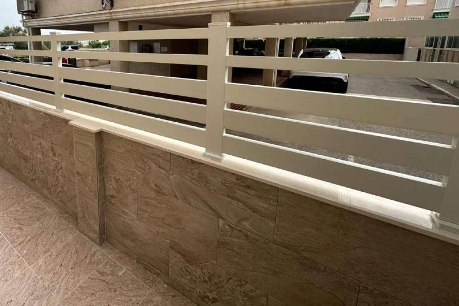 Las vallas PVC de AKOTADO ofrecen seguridad y resistencia