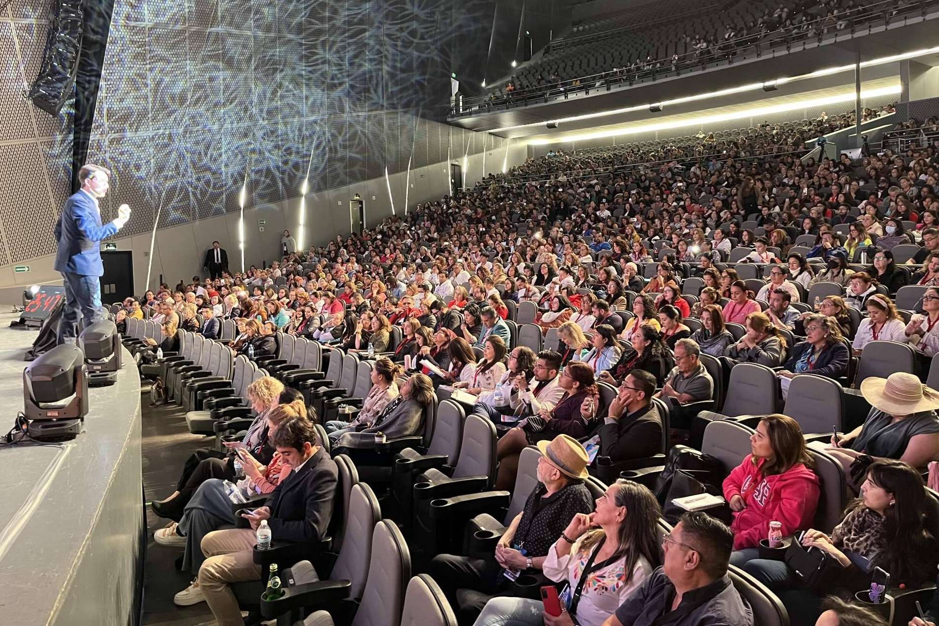 Más de medio millón de visualizaciones hacen viral una conferencia sobre habilidades sociales
