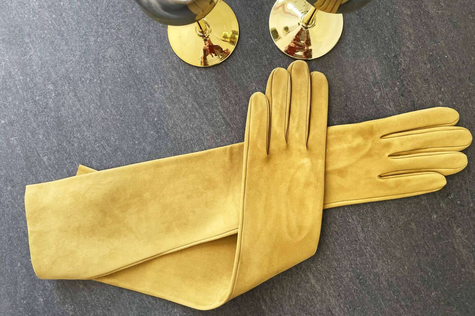 Los guantes de mujer de Santacana destacan por su calidad y su estilo atemporal