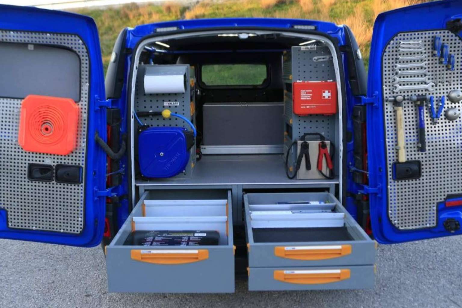 Equipamientos a medida de furgonetas y vehículos con Valsat