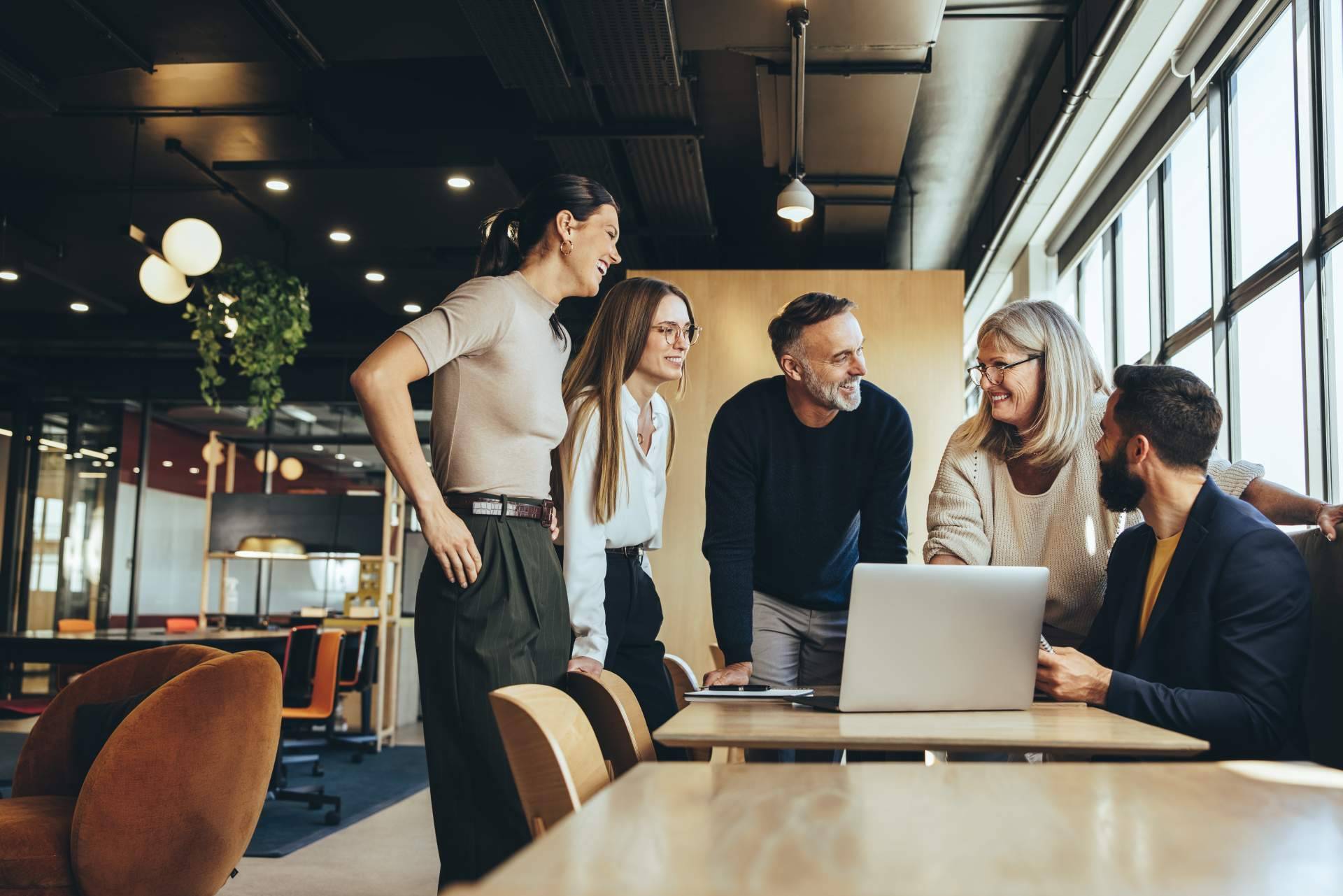 Las estrategias de reskilling y upskilling permiten preparar a un equipo para la era de la inteligencia artificial