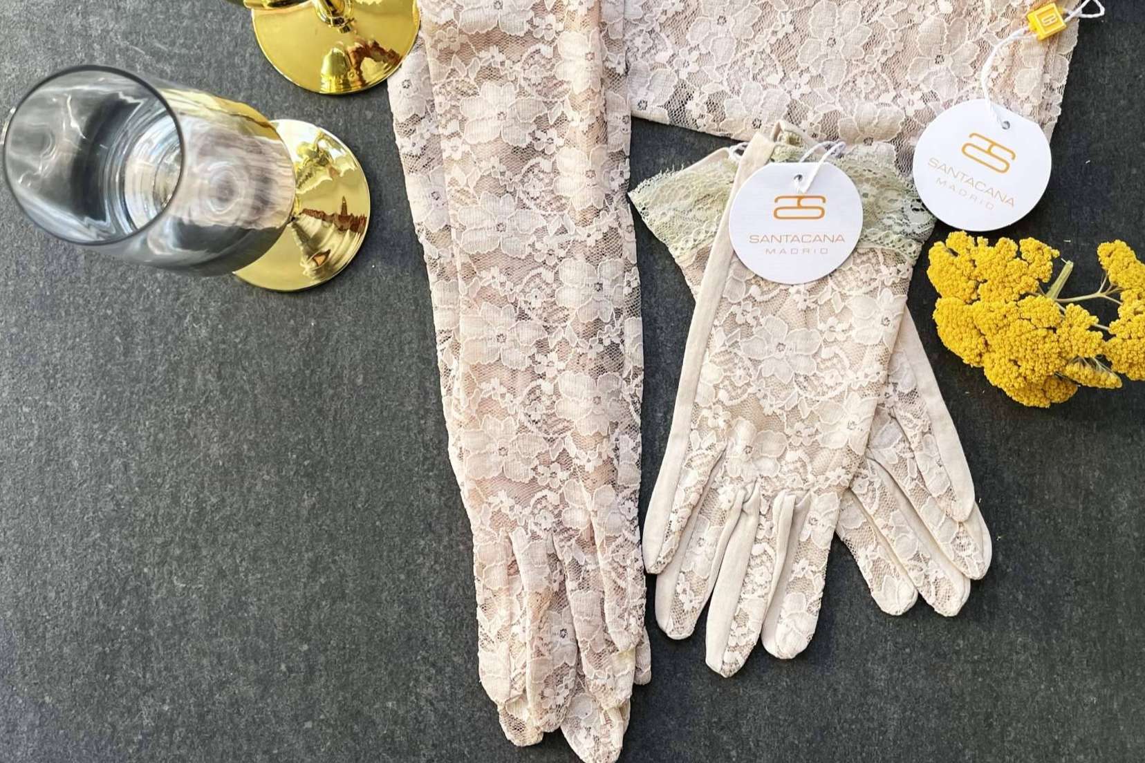 Acertar con el outfit en bodas y comuniones, con los guantes de ceremonia de Santacana