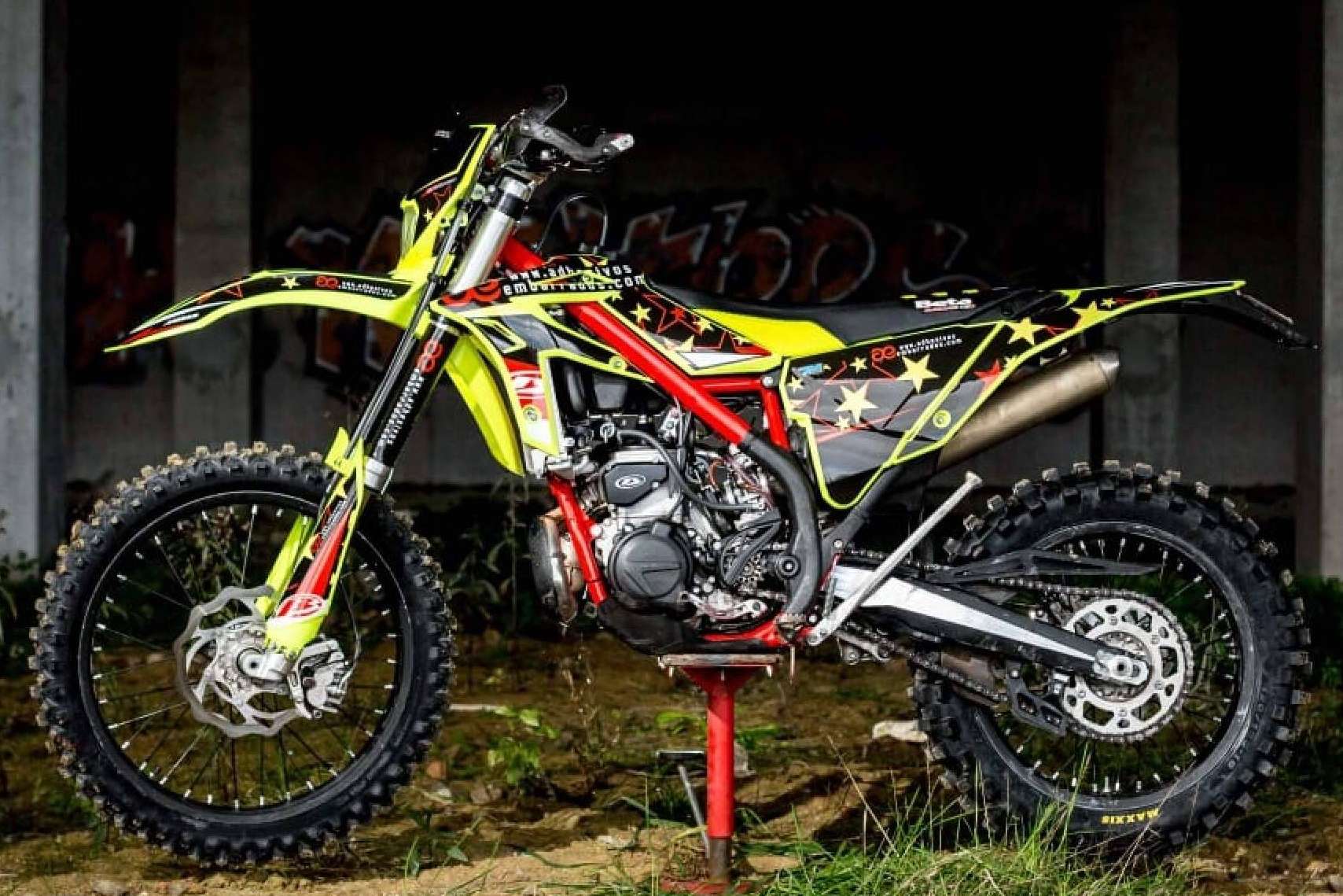 Nuevos kits de adhesivos para moto disponibles en ADHESIVOSEMBARRADOS